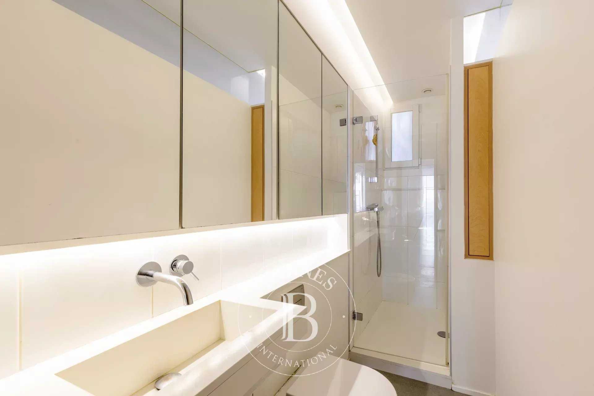 Paris  - Appartement 4 Pi&egrave;ces 2 Chambres