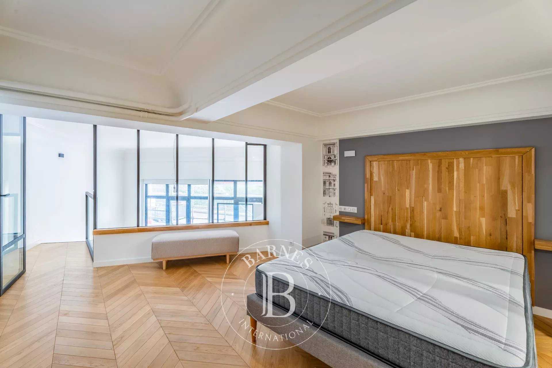Paris  - Appartement 5 Pièces 3 Chambres