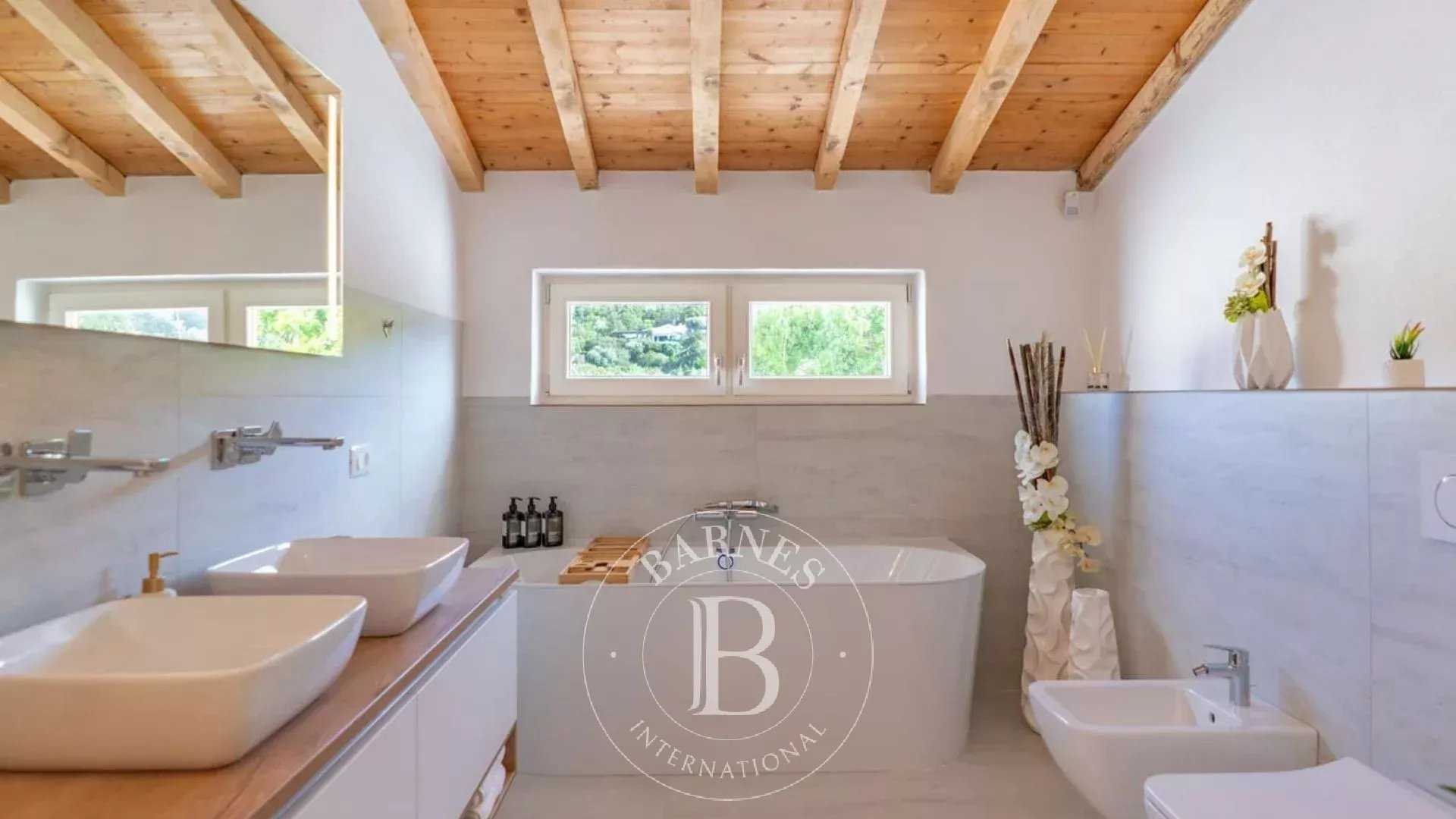 Palau  - Villa 5 Bedrooms