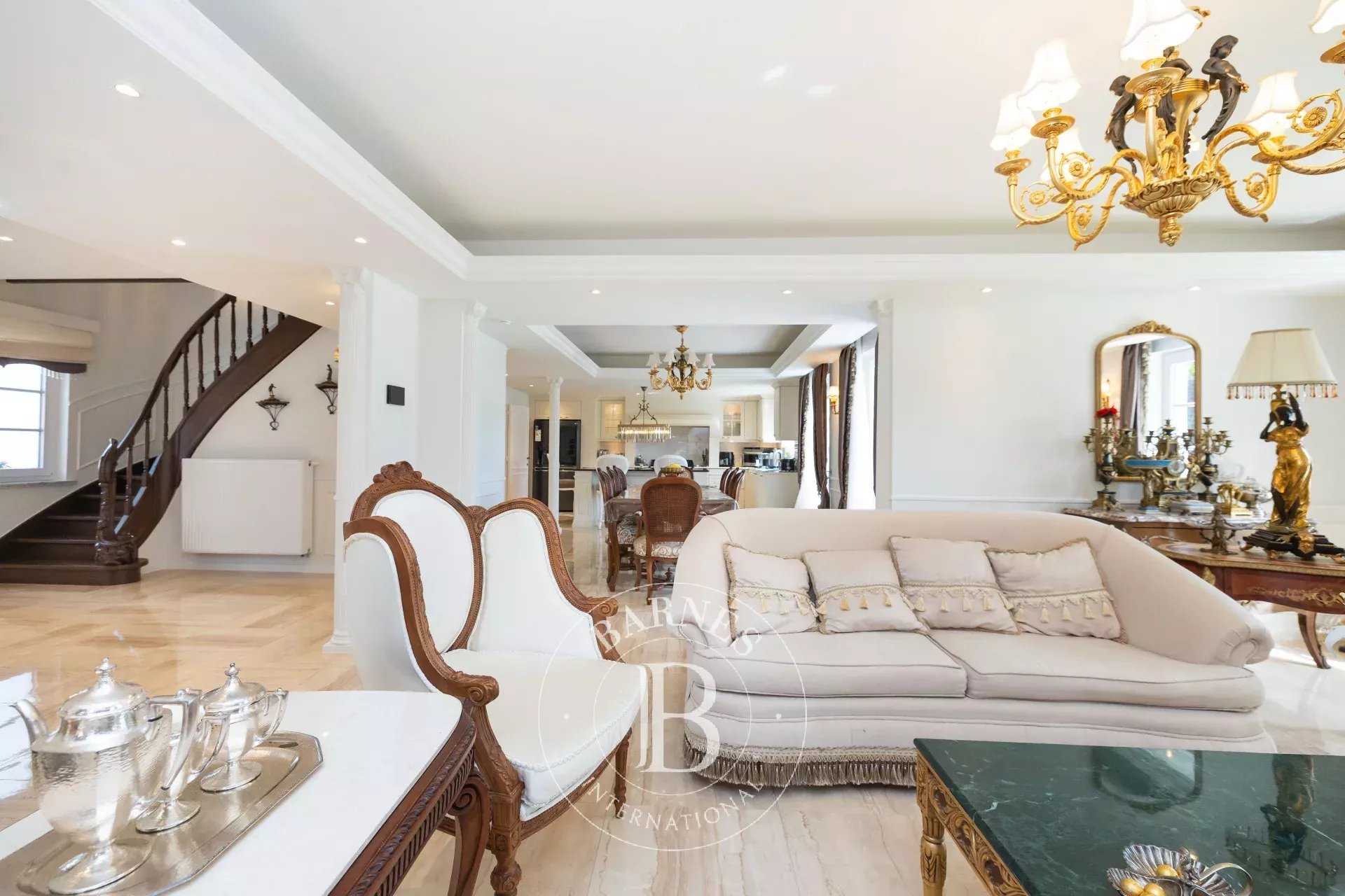 Waterloo  - House 5 Bedrooms