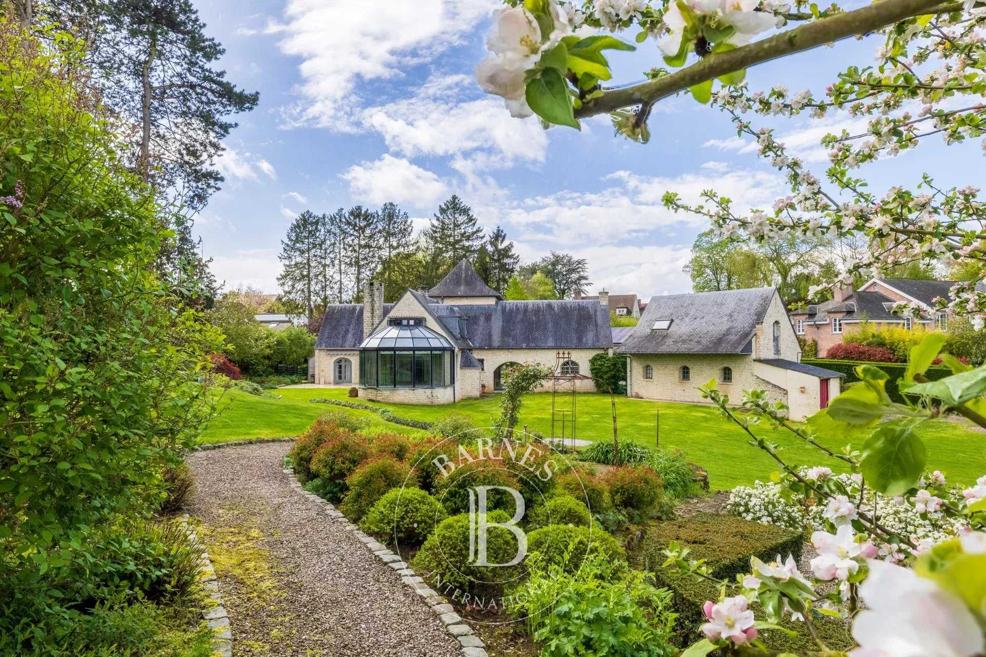 Villa Lasne  -  ref 85789115 (picture 1)