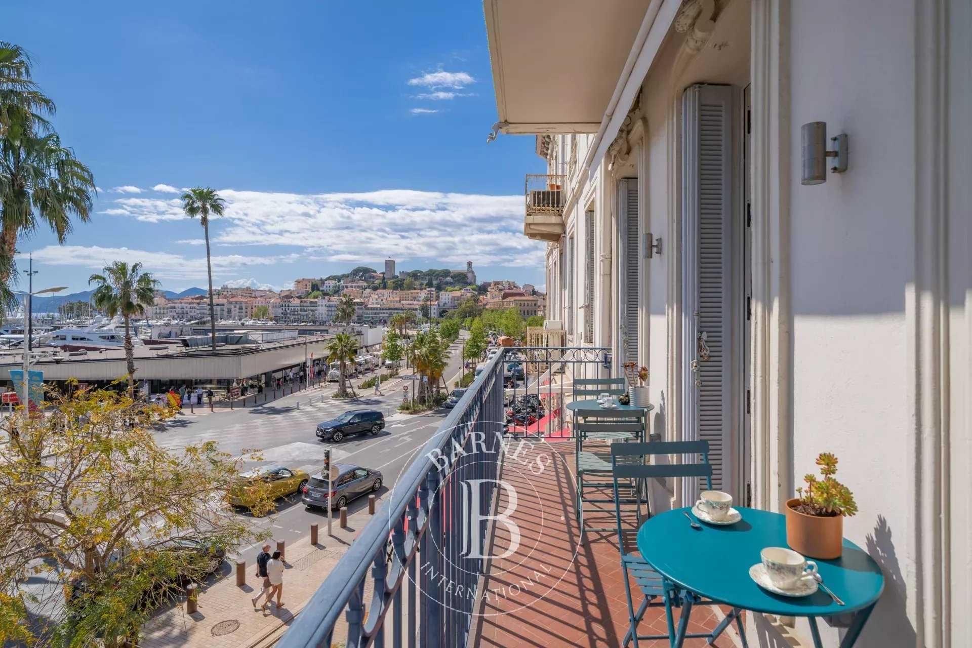 CANNES CROISETTE - FACING THE PALAIS DES FESTIVALS - 2 BEDROOMS picture 12