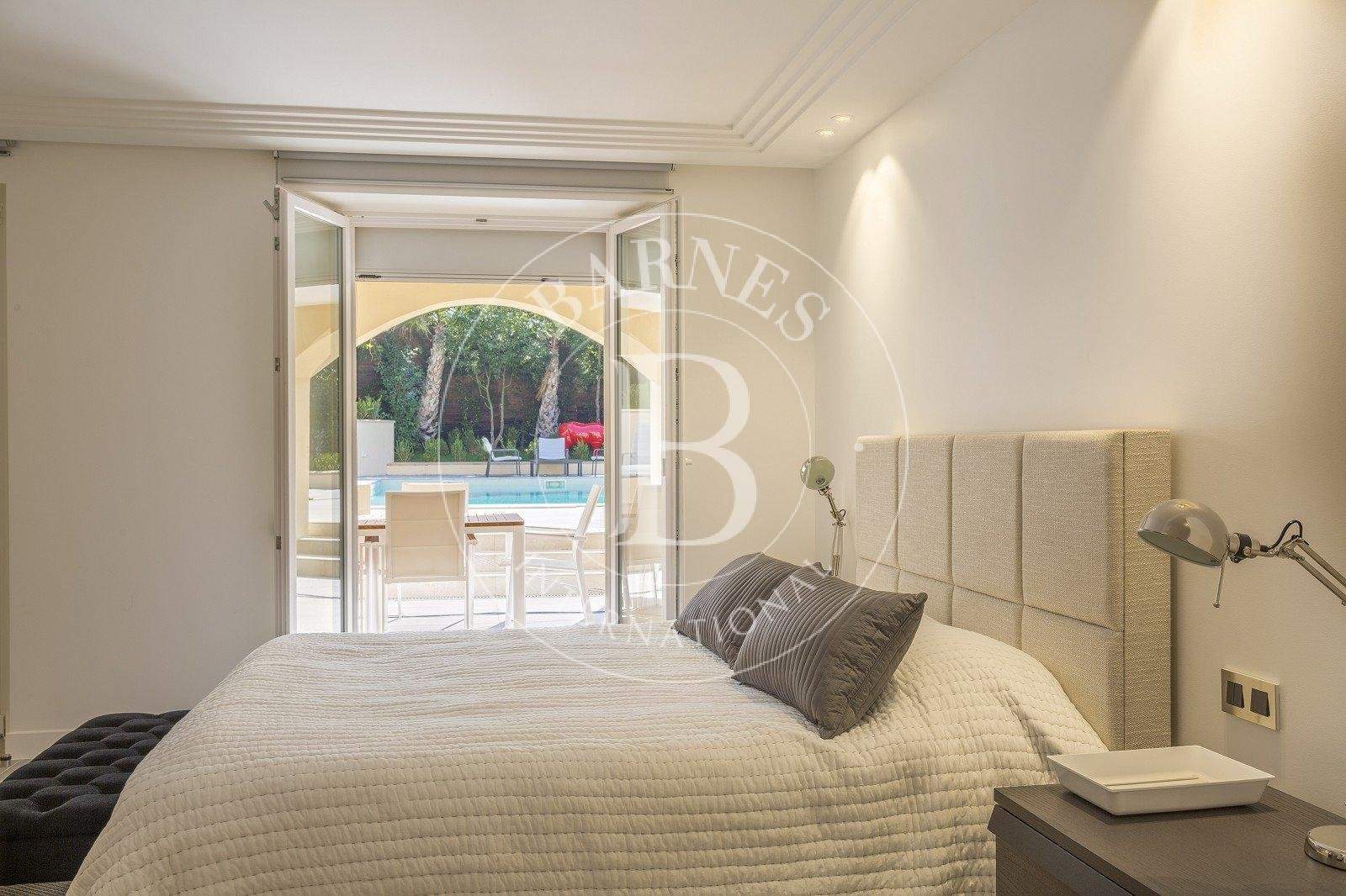 CANNES - CITY CENTER - 11 EN SUITE BEDROOMS - SWIMMING-POOL picture 10