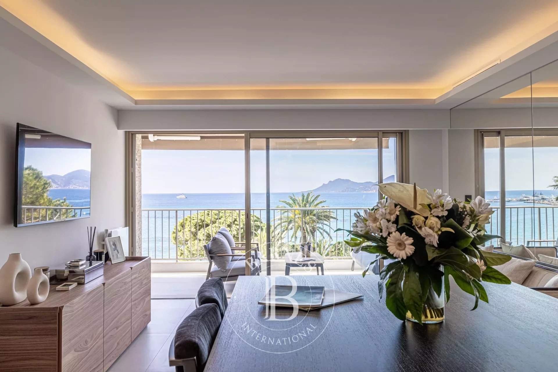 CANNES CROISETTE - PANORAMIC SEA VIEW - 2 BEDROOM APARTMENT picture 9