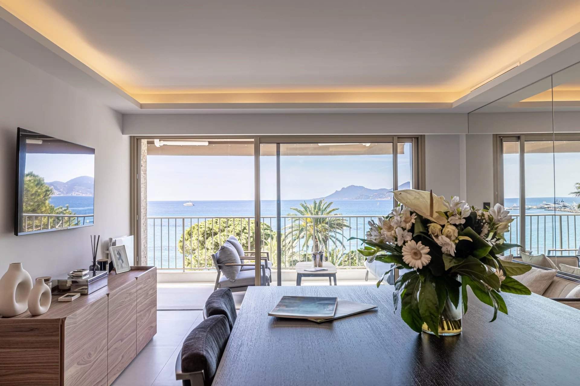 CANNES CROISETTE - PANORAMIC SEA VIEW - 2 BEDROOM APARTMENT picture 9