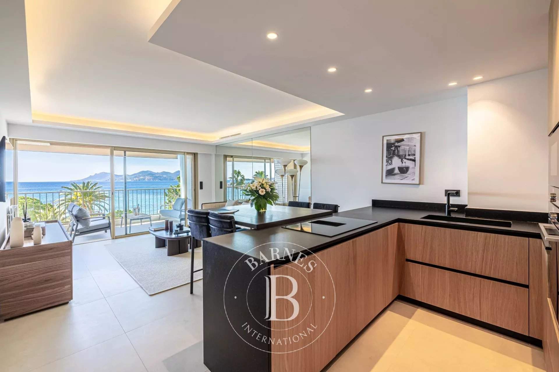 CANNES CROISETTE - PANORAMIC SEA VIEW - 2 BEDROOM APARTMENT picture 3