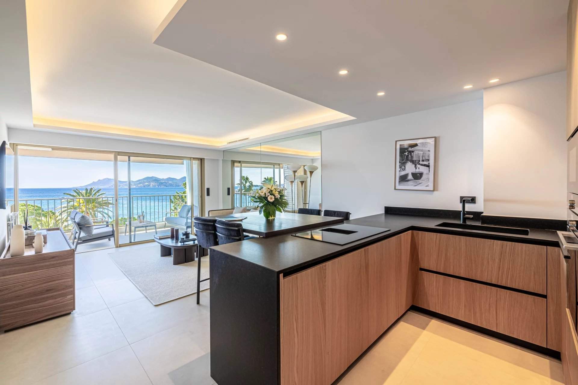 CANNES CROISETTE - PANORAMIC SEA VIEW - 2 BEDROOM APARTMENT picture 3