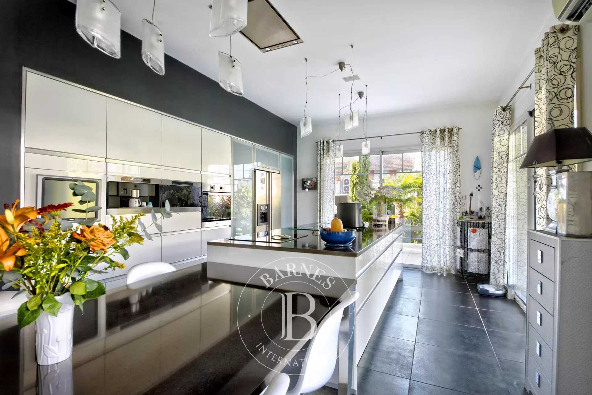 Villa Arcachon  -  ref 85670549 (picture 3)