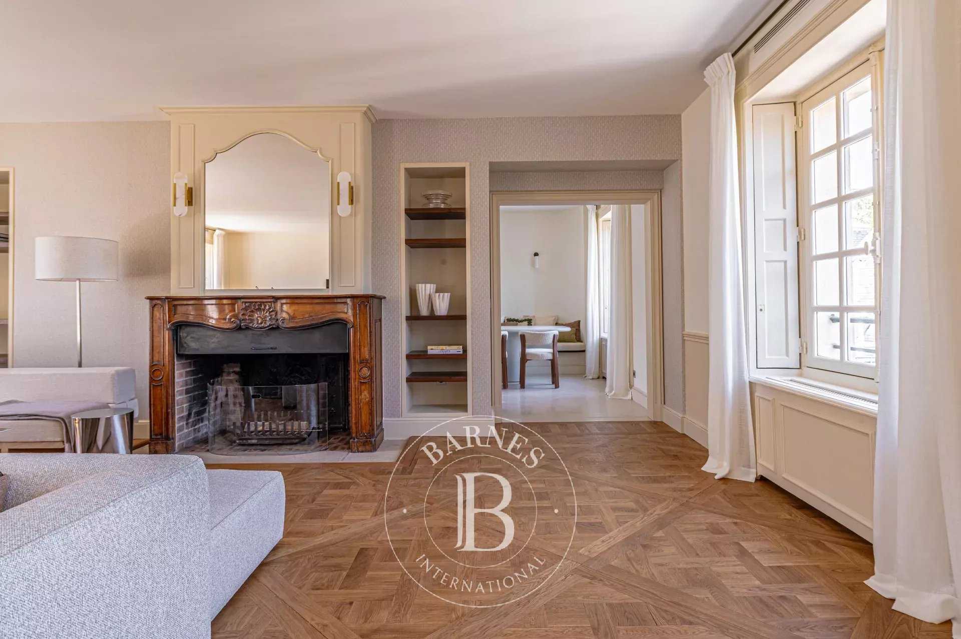 Paris  - Appartement 4 Pi&egrave;ces 2 Chambres