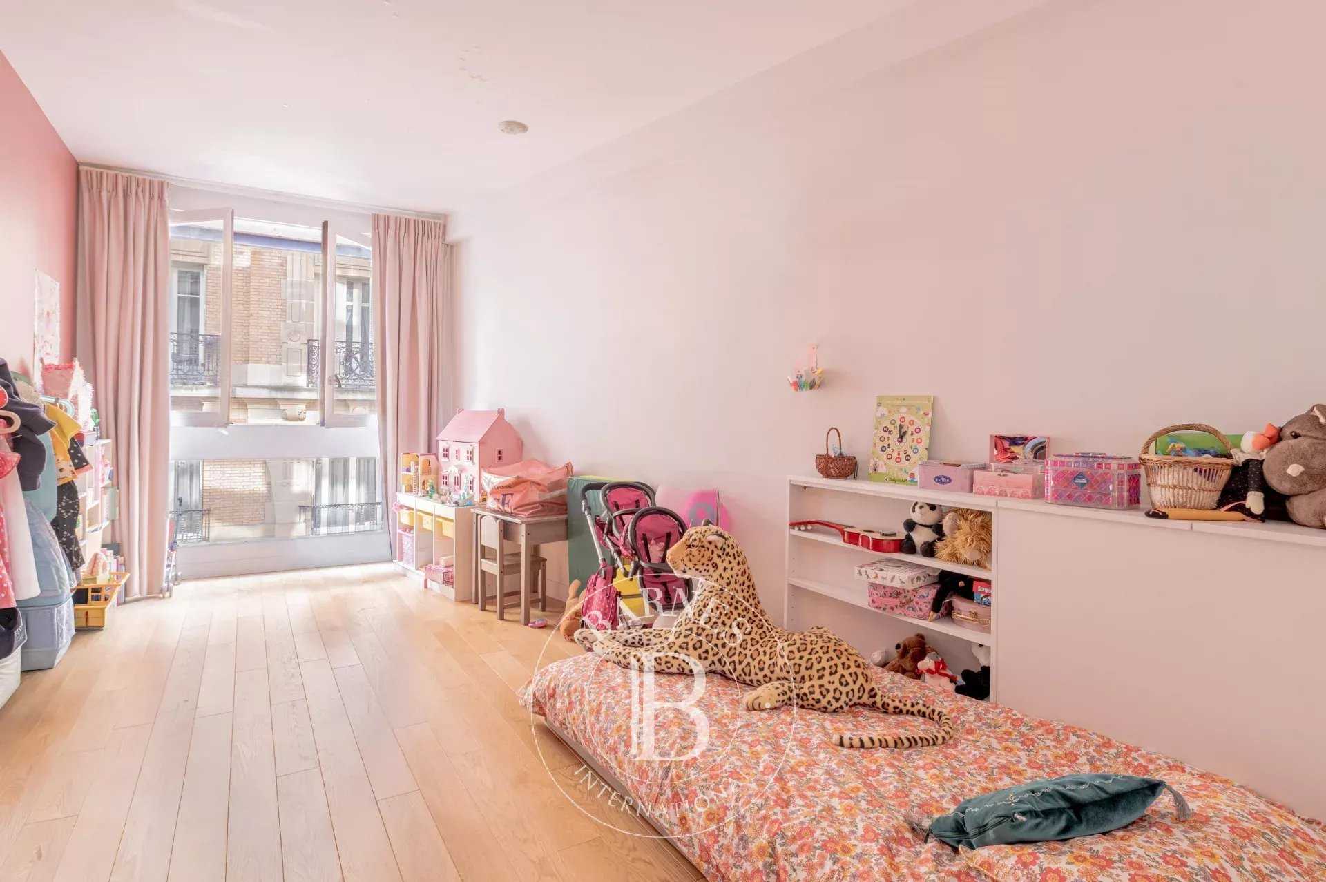 Paris  - Appartement 5 Pi&egrave;ces 4 Chambres