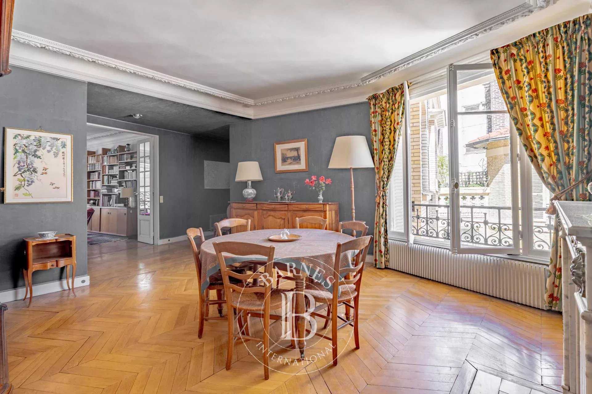 Paris  - Appartement 4 Pièces 2 Chambres