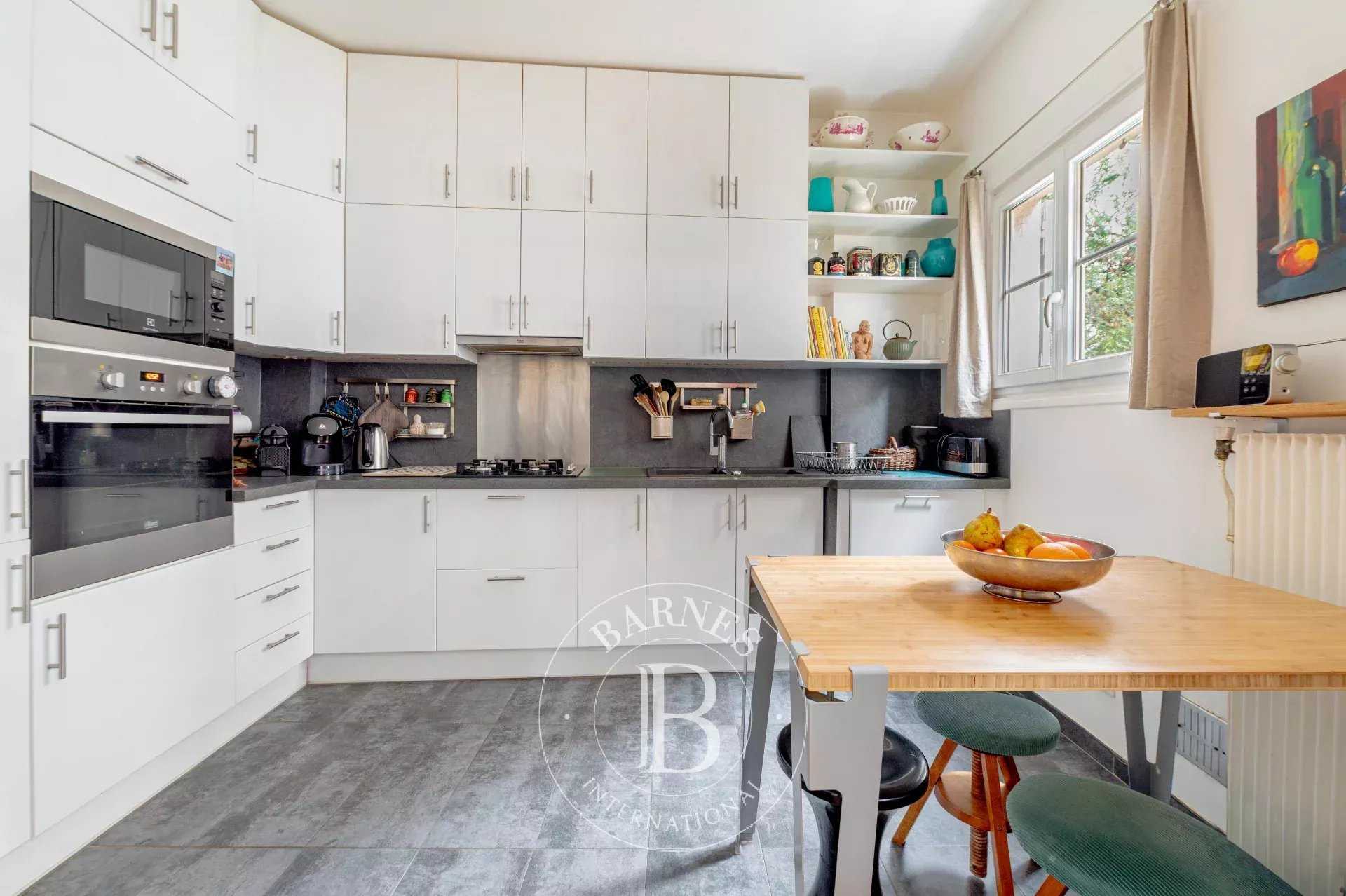 Paris  - Appartement 5 Pi&egrave;ces 3 Chambres