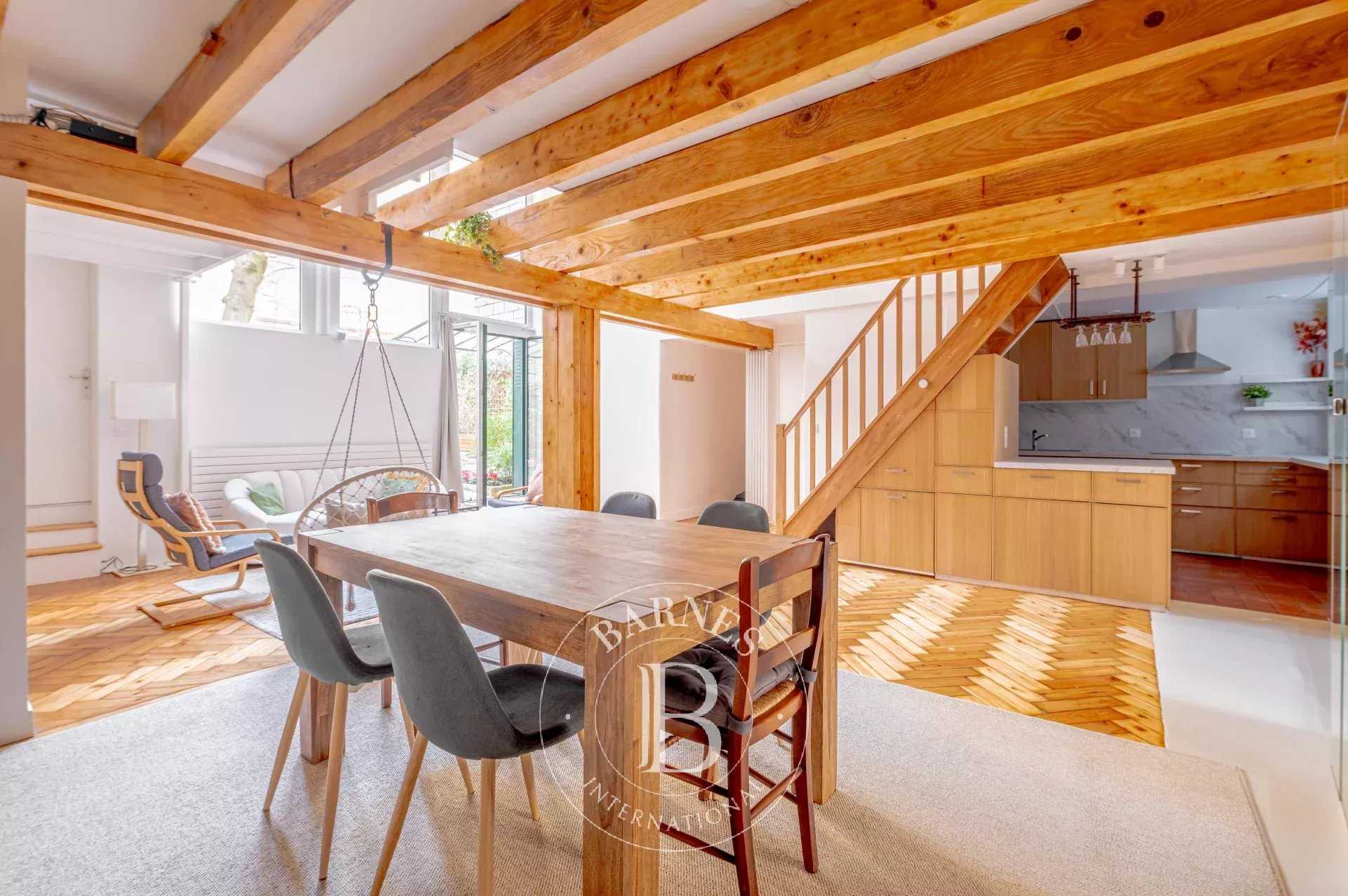 Paris  - Appartement 5 Pi&egrave;ces 2 Chambres