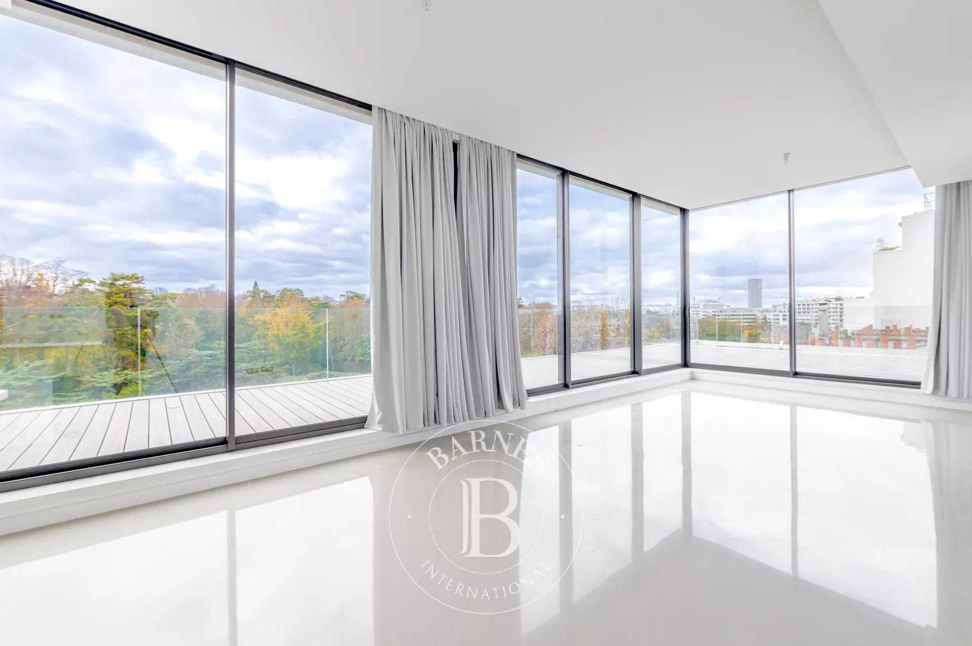 Paris  - Appartement 5 Pi&egrave;ces 3 Chambres