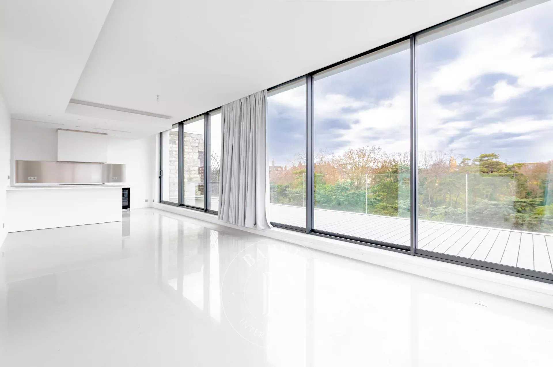 Paris  - Appartement 5 Pi&egrave;ces 3 Chambres