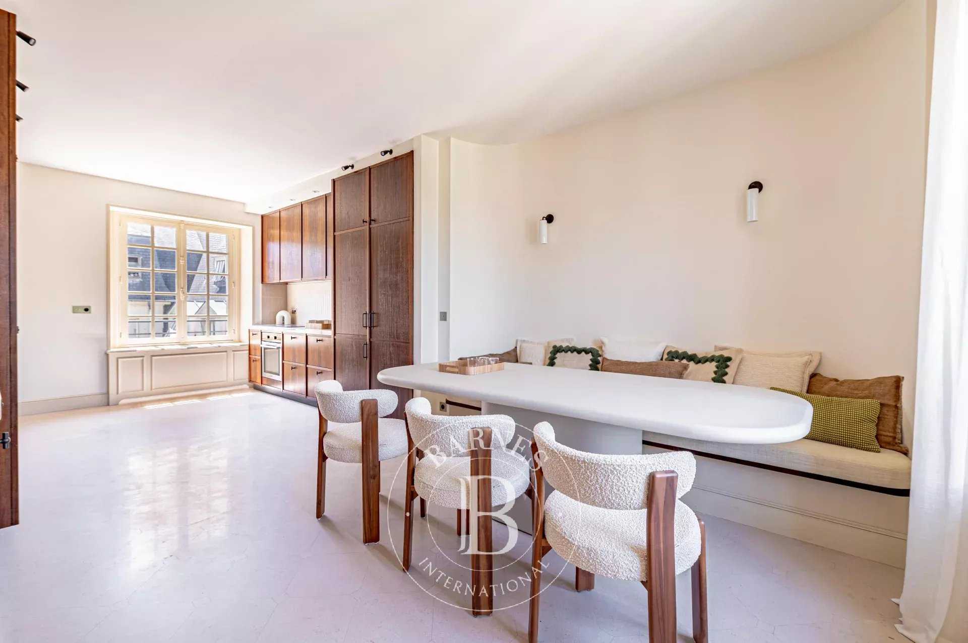 Paris  - Appartement 4 Pi&egrave;ces 2 Chambres
