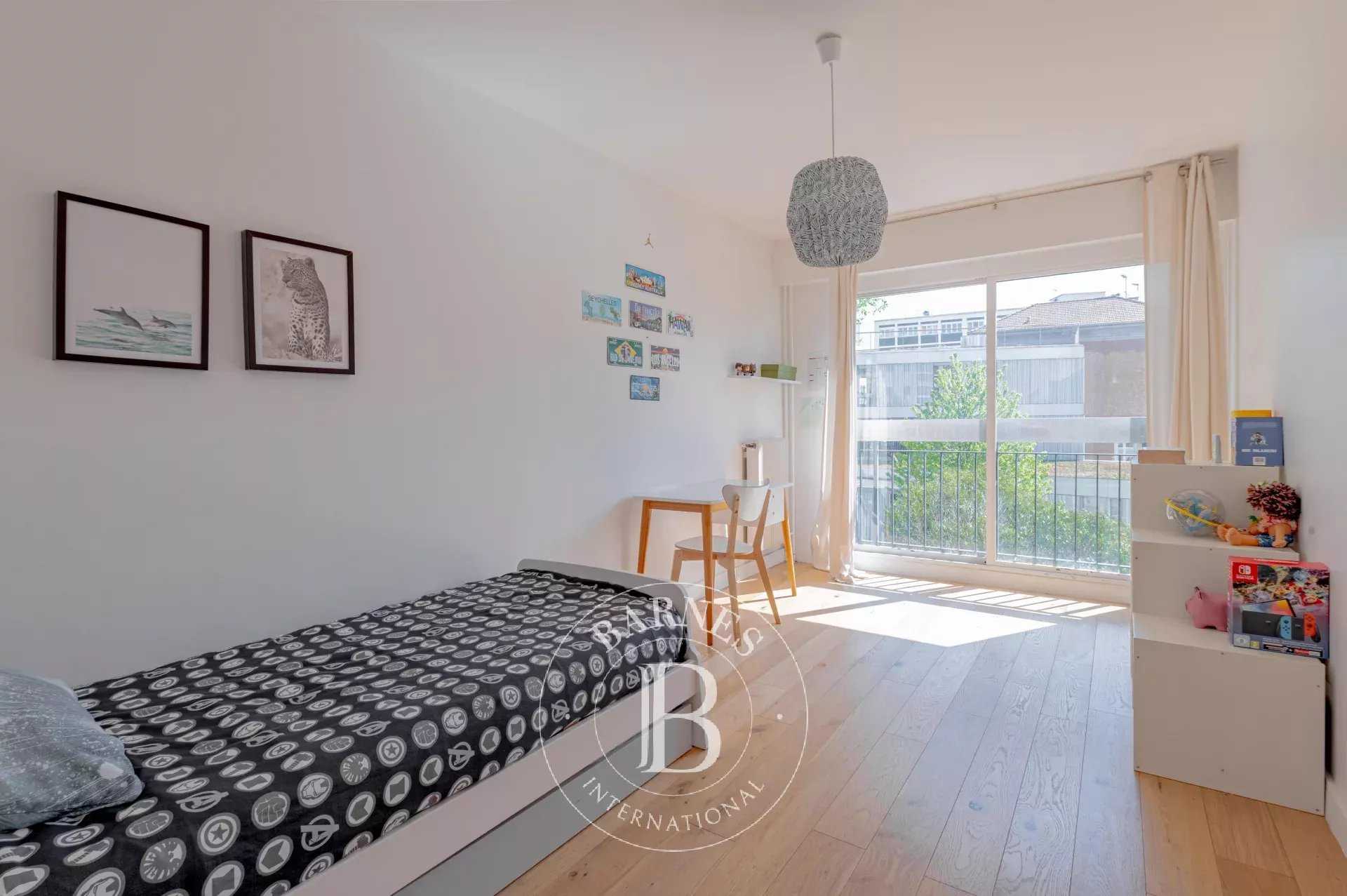 Paris  - Appartement 5 Pièces 3 Chambres
