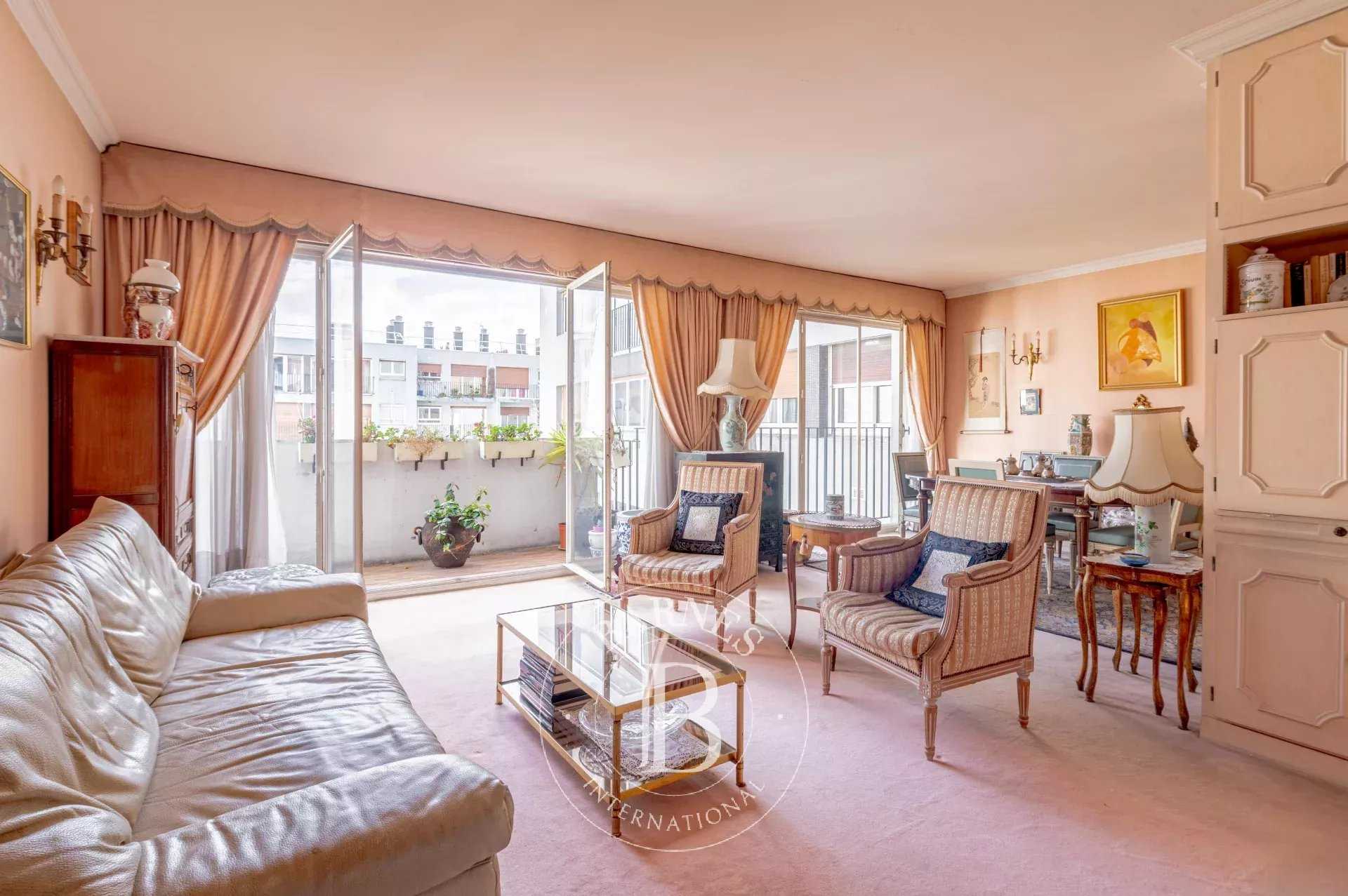 Paris  - Appartement 4 Pi&egrave;ces 2 Chambres