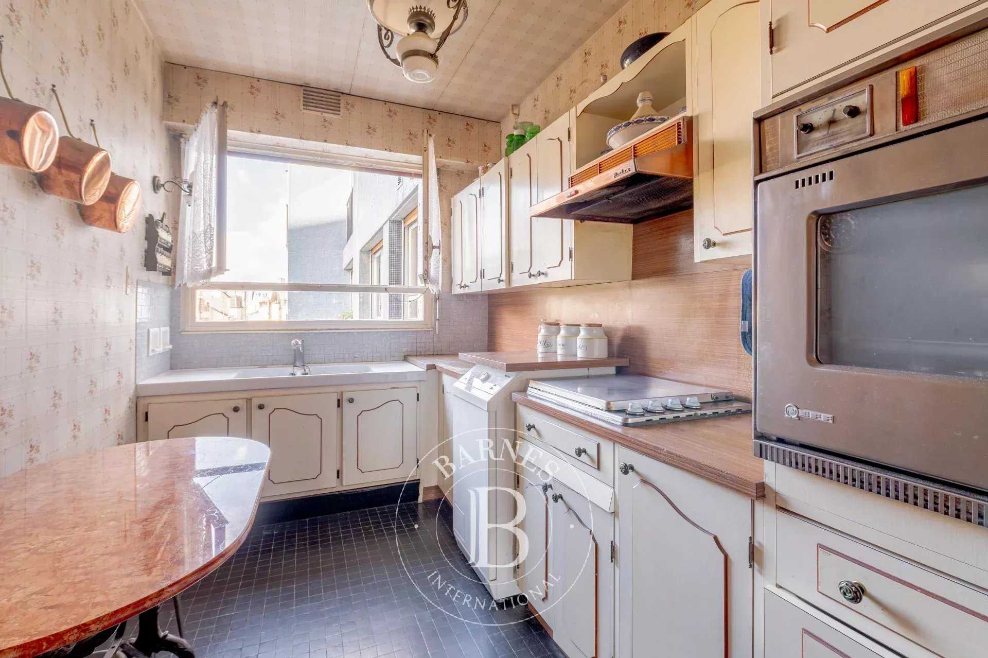 Paris  - Appartement 4 Pi&egrave;ces 2 Chambres