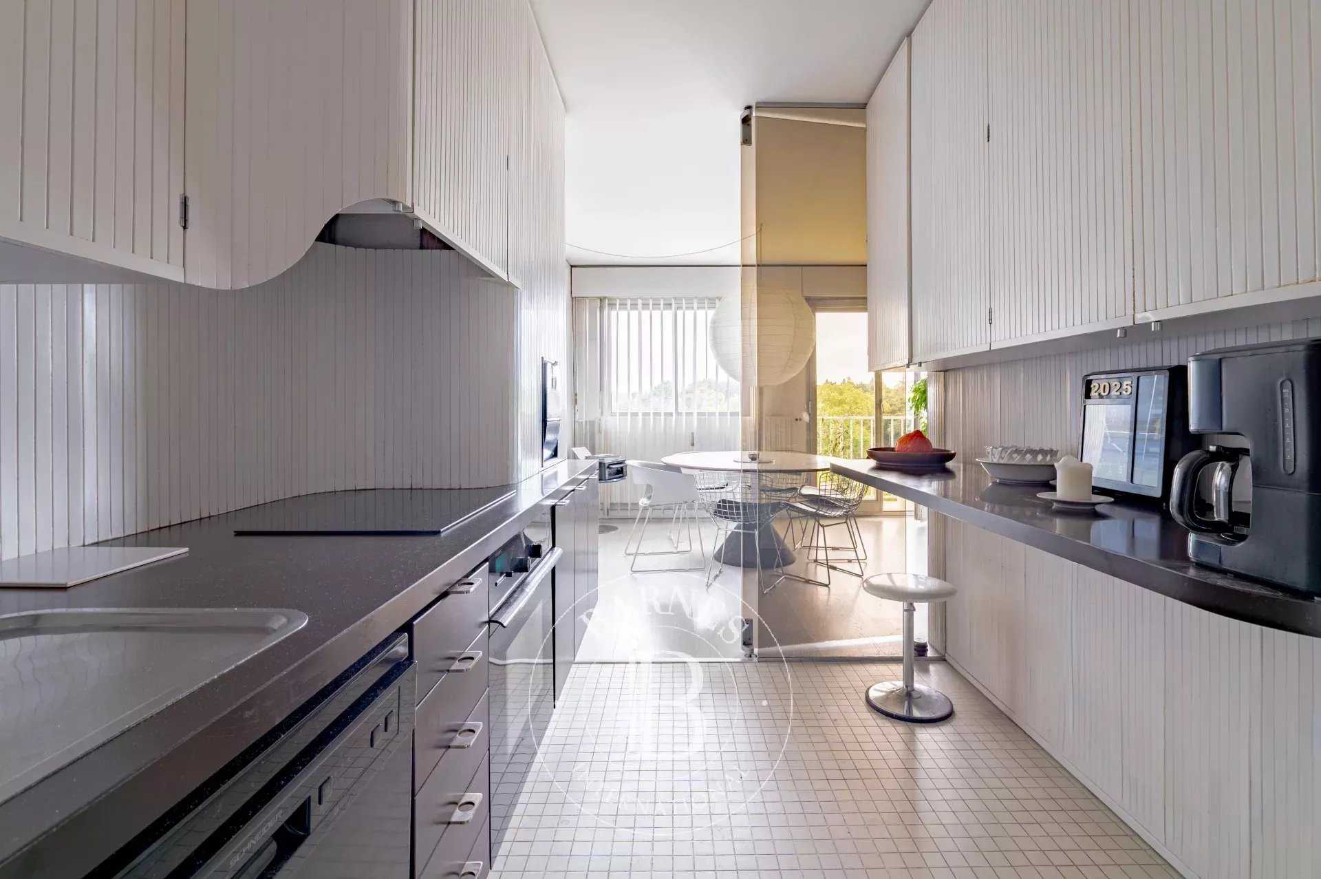 Paris  - Appartement 5 Pièces 3 Chambres