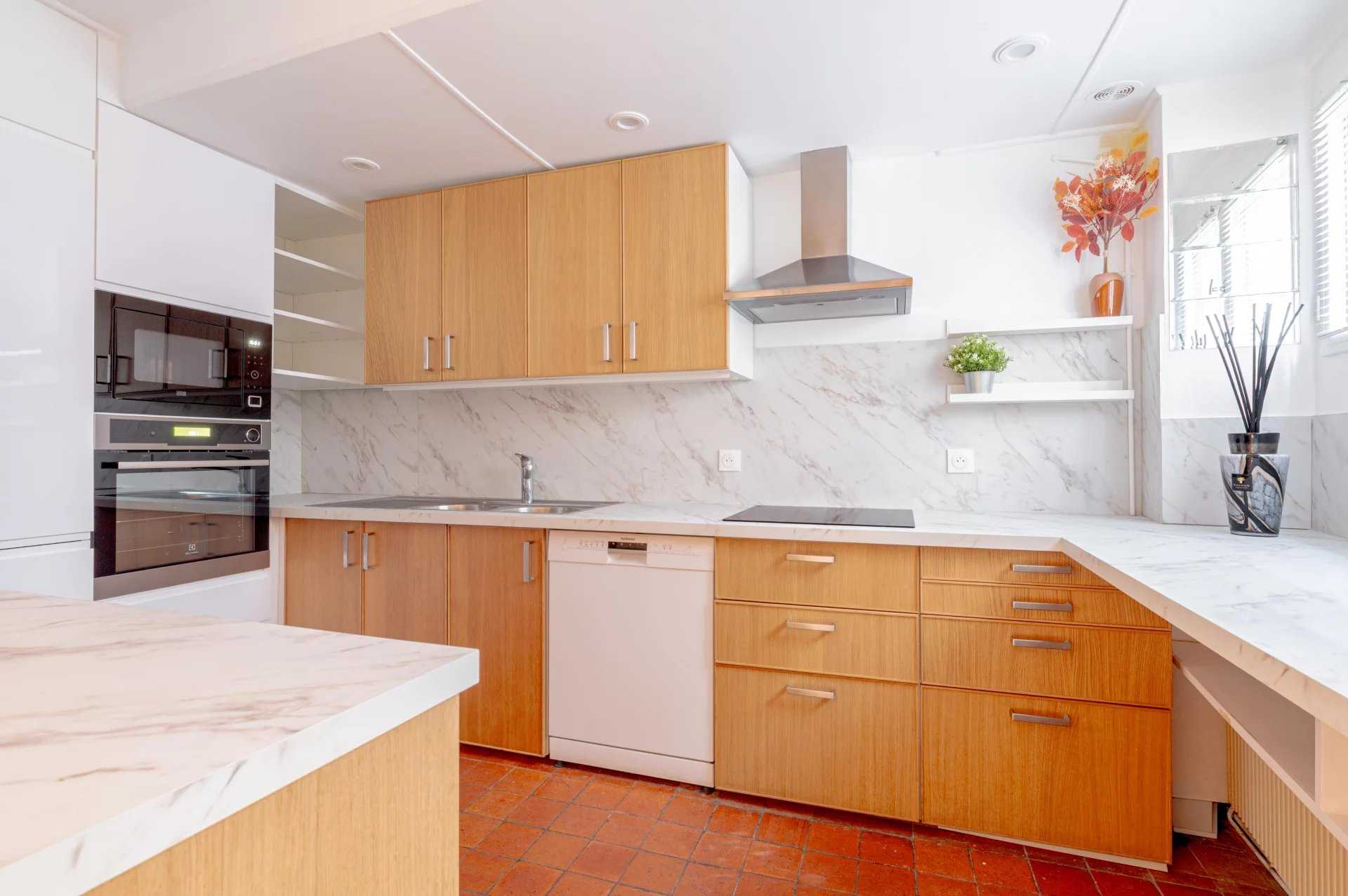 Paris  - Appartement 5 Pi&egrave;ces 2 Chambres