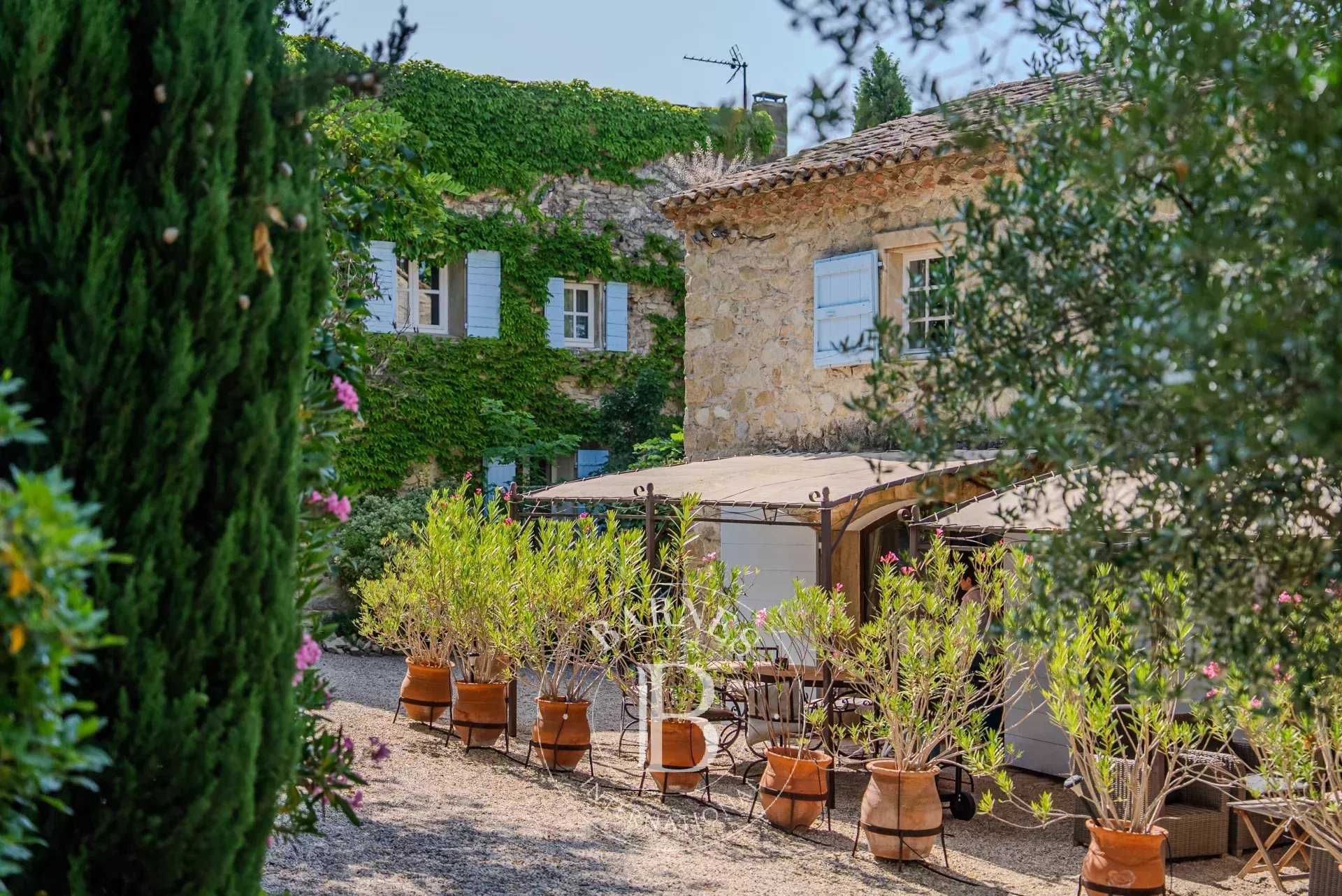 L'Isle-sur-la-Sorgue  - Property 