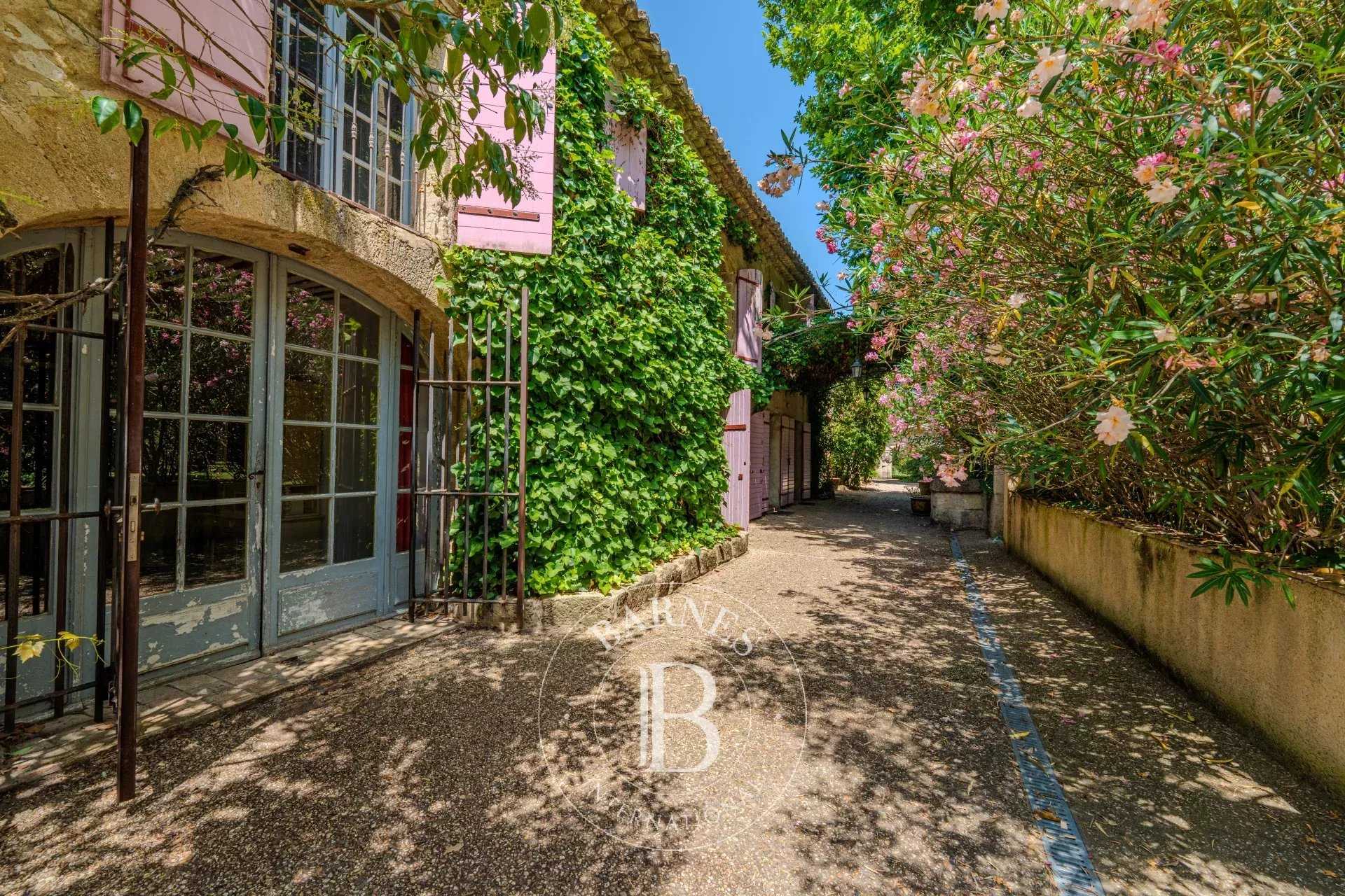 Taillades  - Mas 12 Pièces 8 Chambres