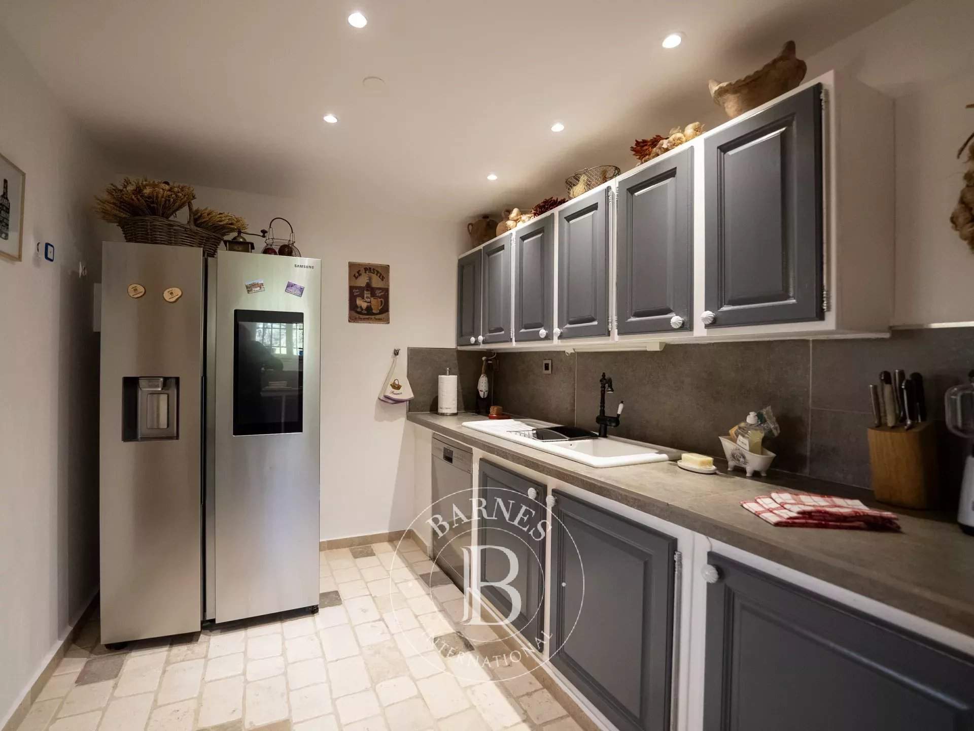 Murs  - Property 5 Bedrooms - picture 13