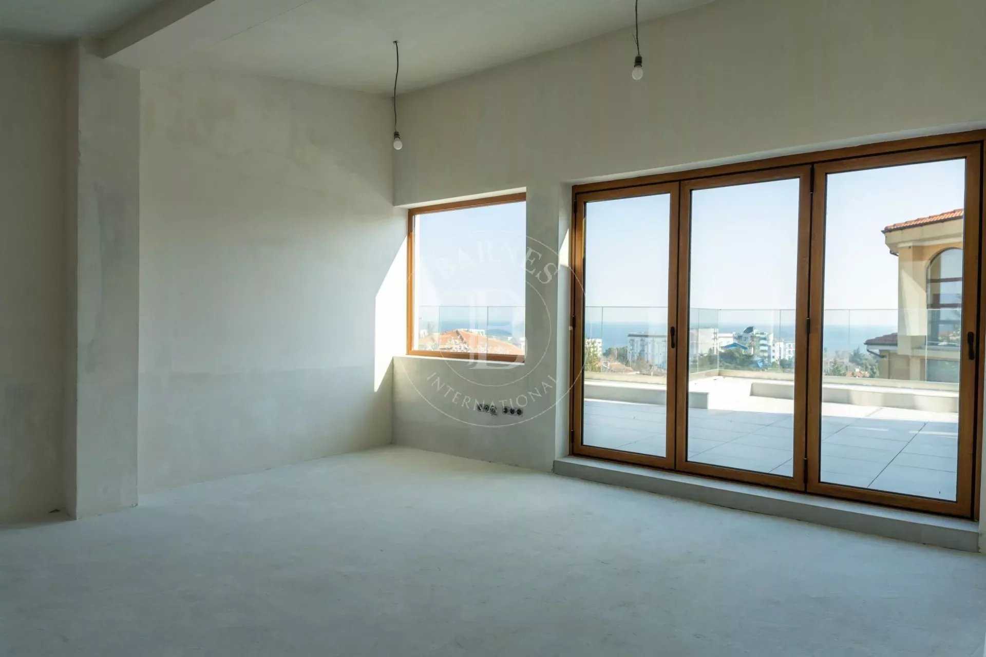 Varna  - Maison 11 Pièces 7 Chambres