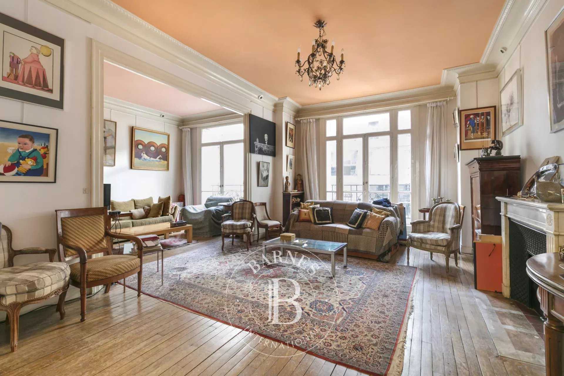 Paris  - Appartement 5 Pièces 3 Chambres