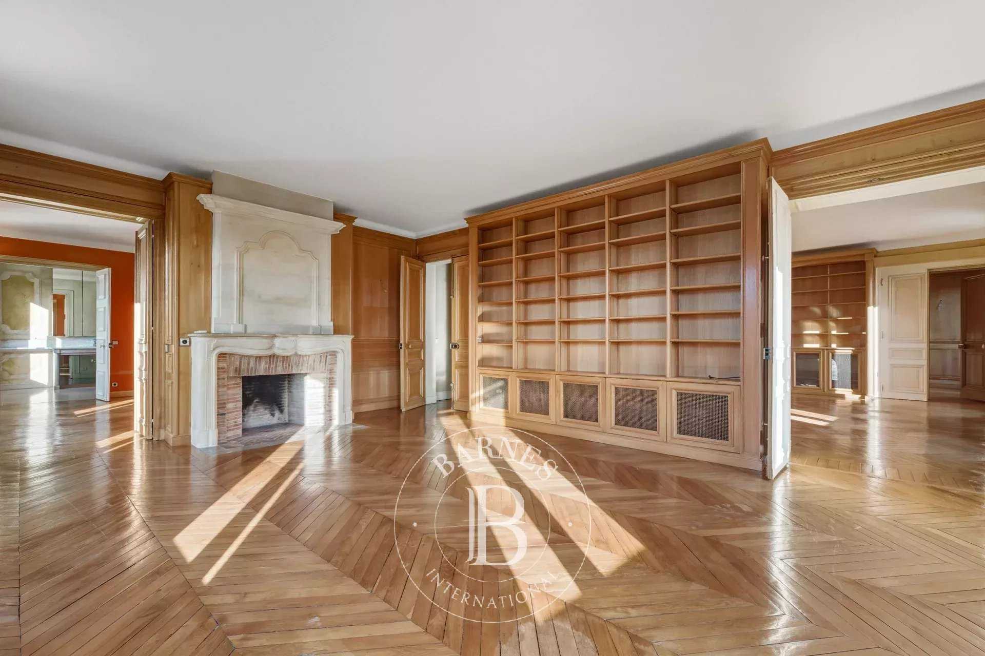 Paris  - Appartement 5 Pi&egrave;ces 3 Chambres
