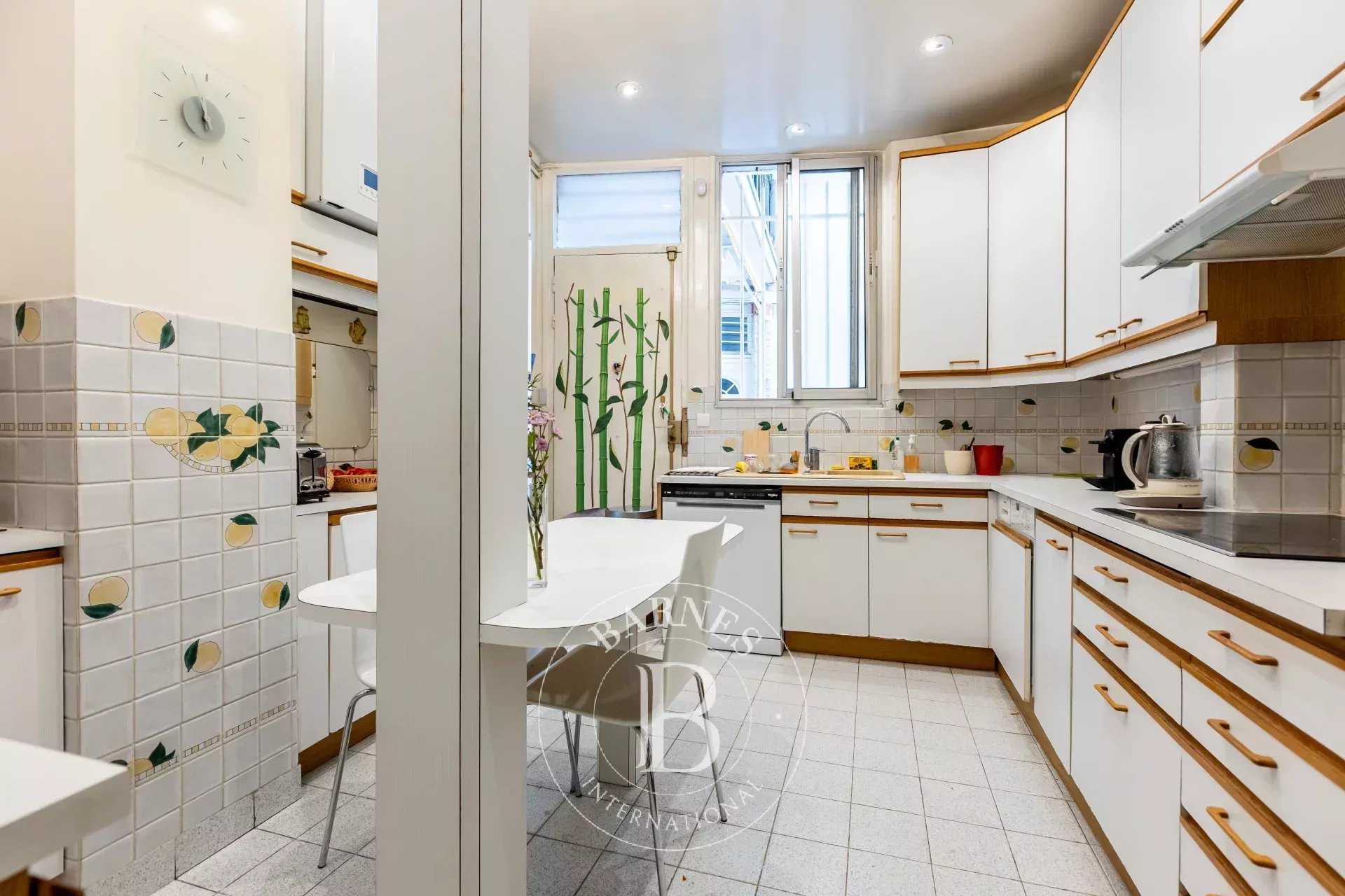 Paris  - Appartement 5 Pièces 3 Chambres