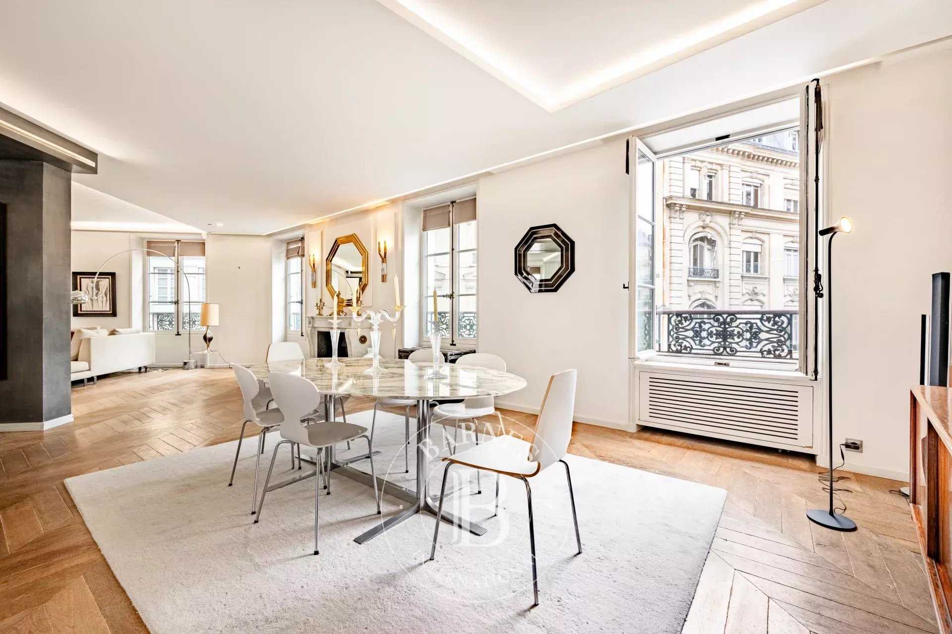 Paris  - Appartement 5 Pièces 3 Chambres