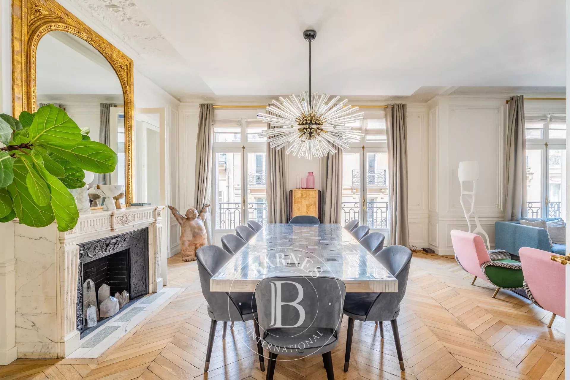 Paris  - Appartement 5 Pièces 4 Chambres
