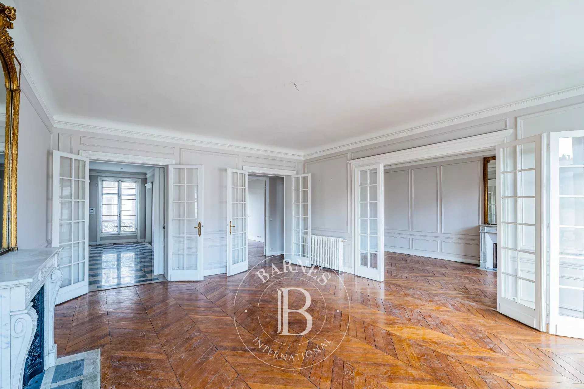 Paris  - Appartement 5 Pièces 4 Chambres