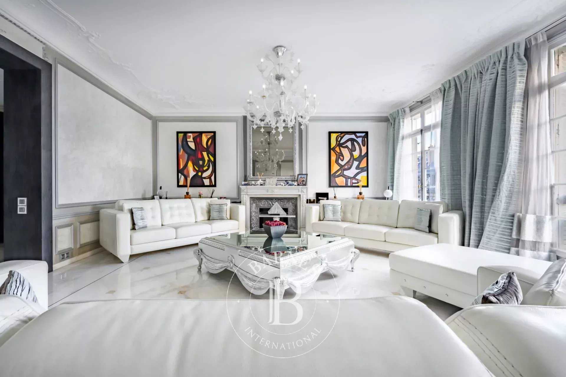 Paris  - Appartement 6 Pièces 3 Chambres