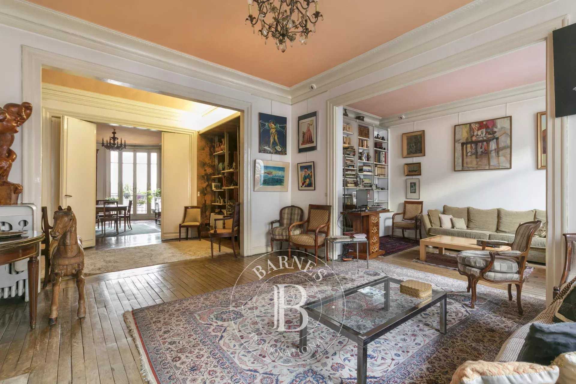 Paris  - Appartement 5 Pièces 3 Chambres