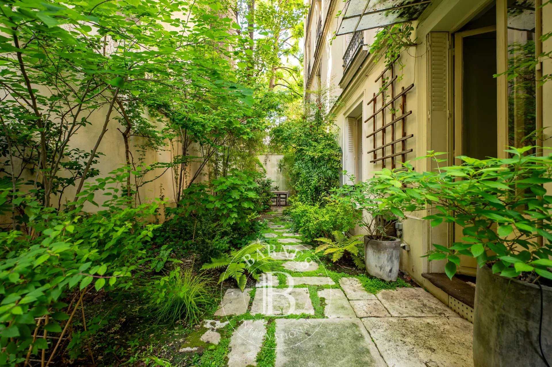 Paris  - Appartement 5 Pi&egrave;ces 3 Chambres
