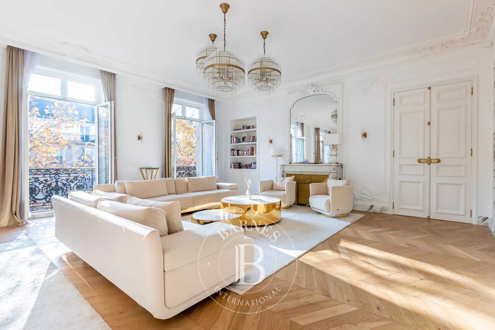 Paris  - Appartement 5 Pièces 3 Chambres