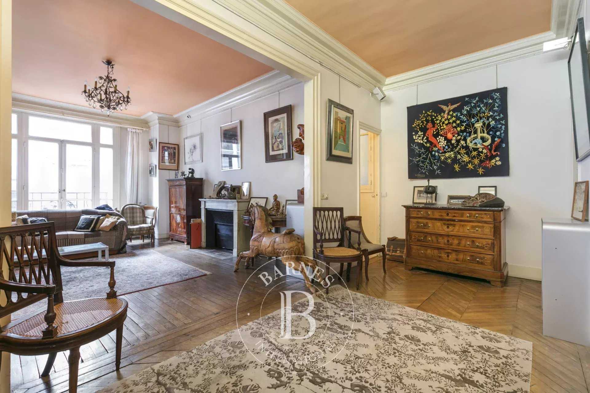 Paris  - Appartement 5 Pièces 3 Chambres