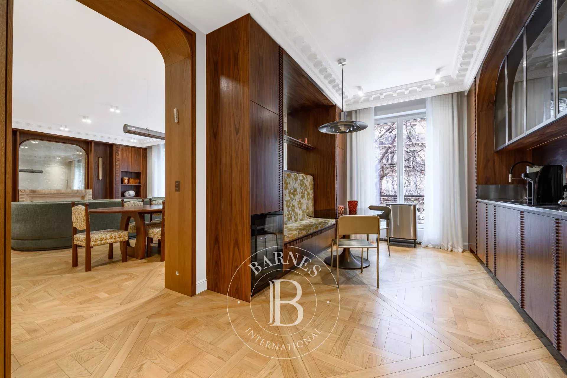 Paris  - Appartement 5 Pièces 3 Chambres