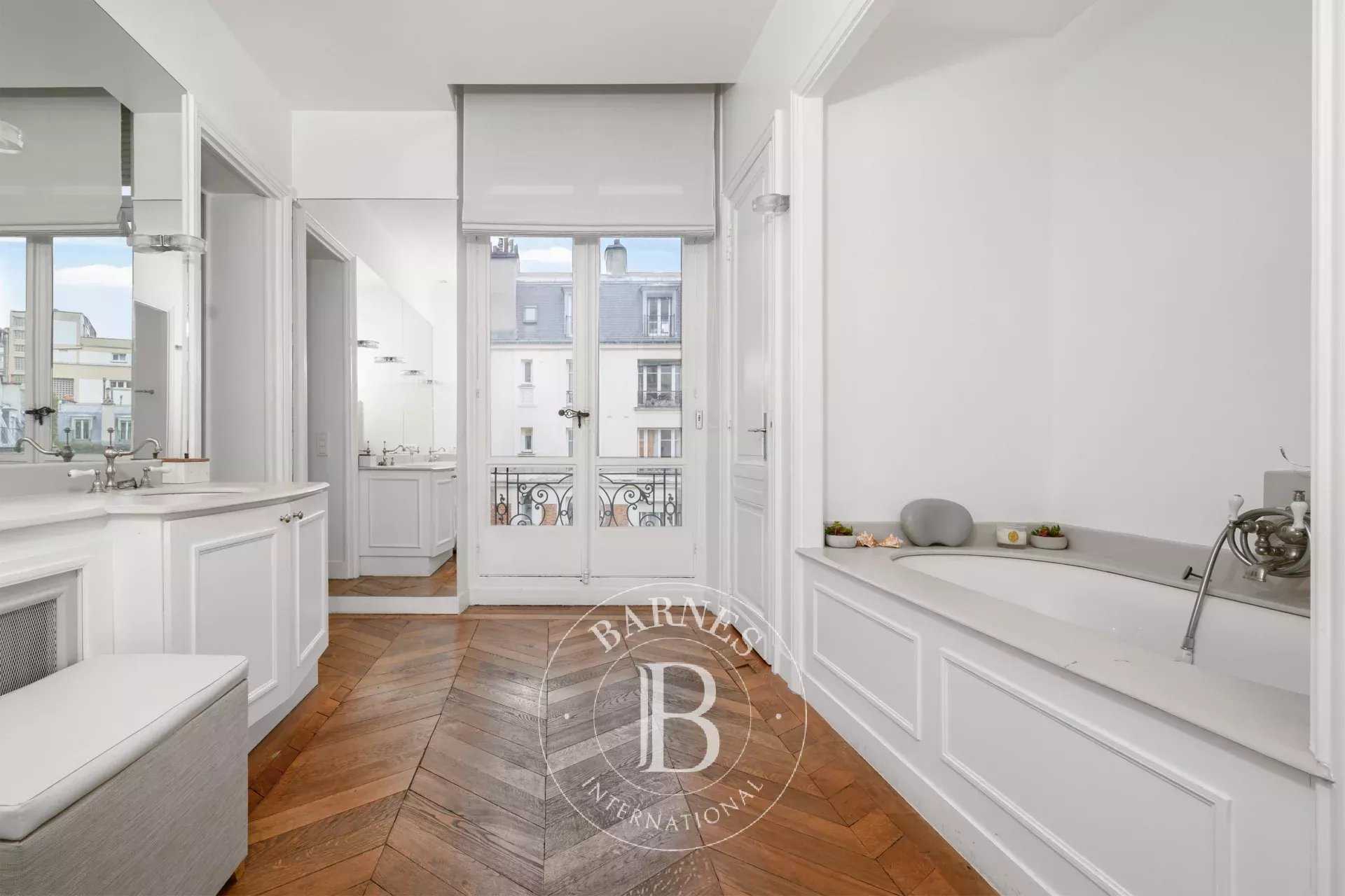 Paris  - Appartement 6 Pi&egrave;ces 4 Chambres