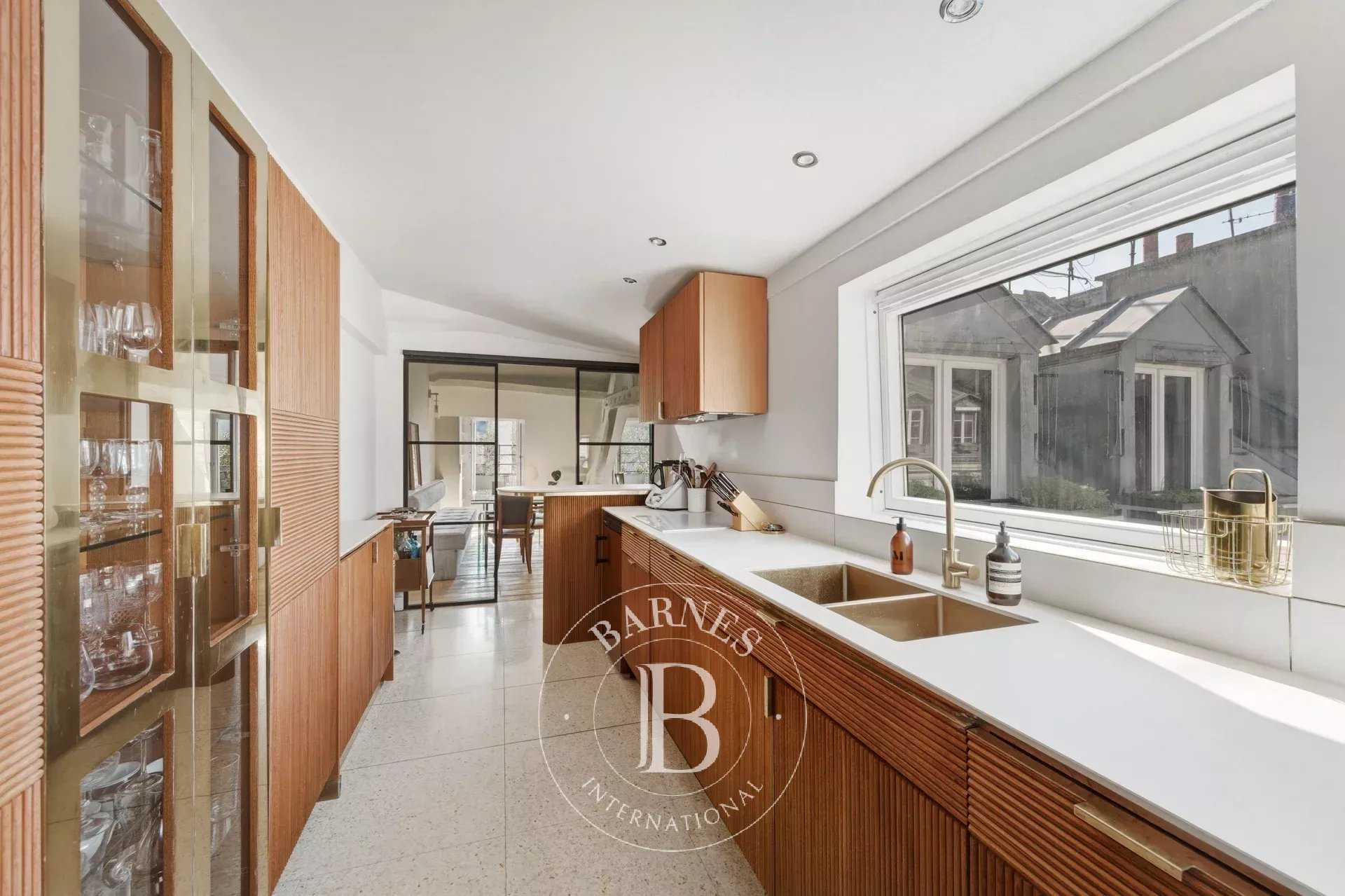 Paris  - Appartement 5 Pi&egrave;ces 3 Chambres