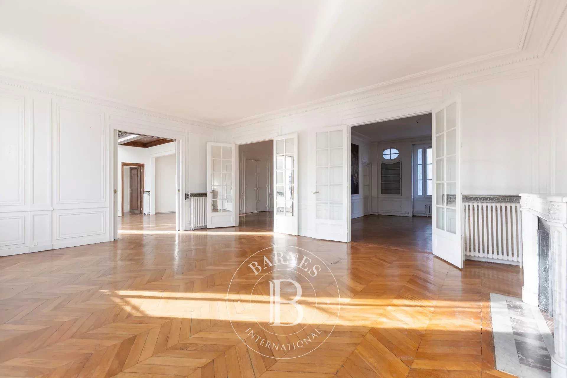 Paris  - Apartment 5 Bedrooms