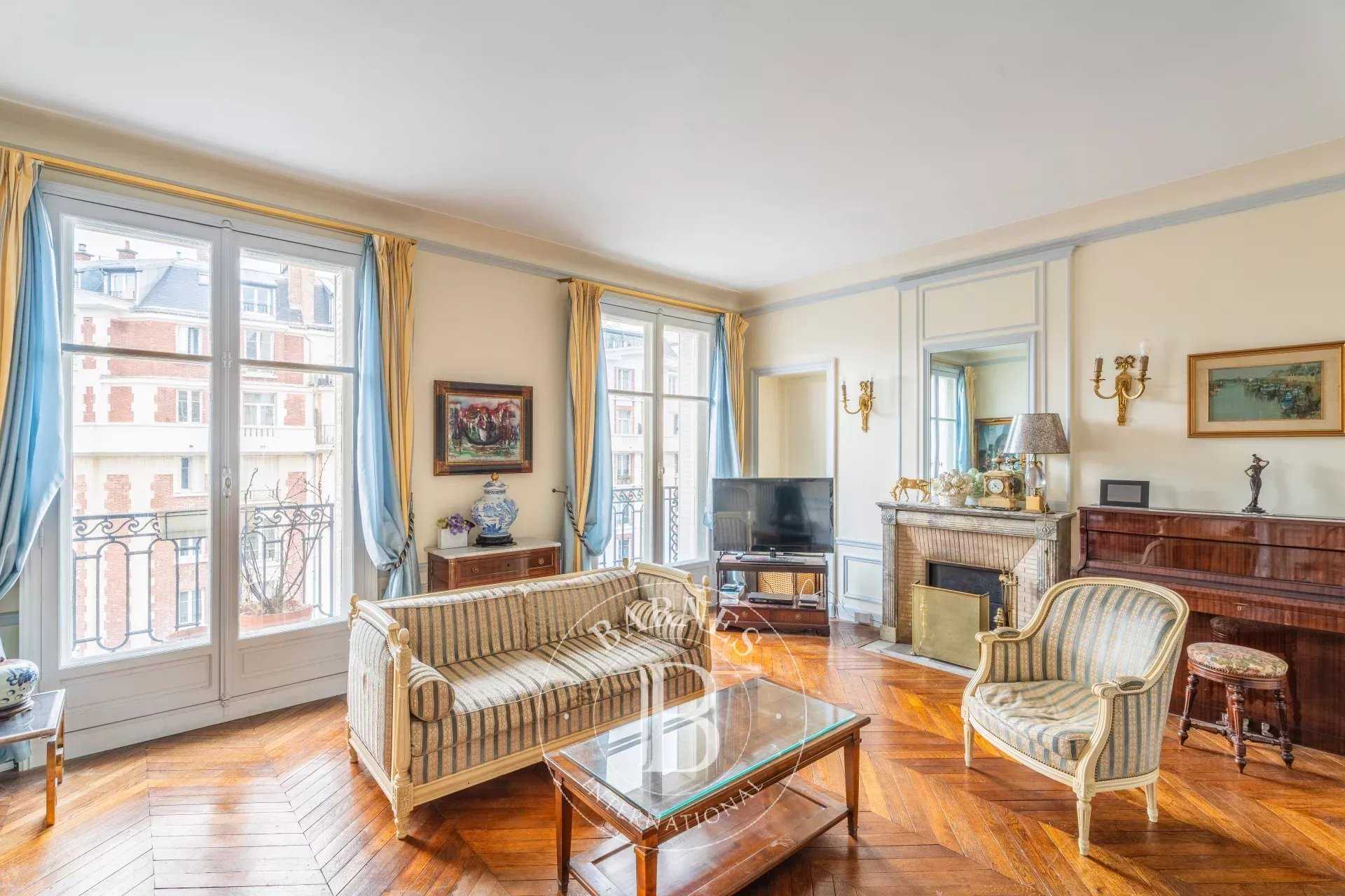 Paris  - Appartement 5 Pièces 3 Chambres