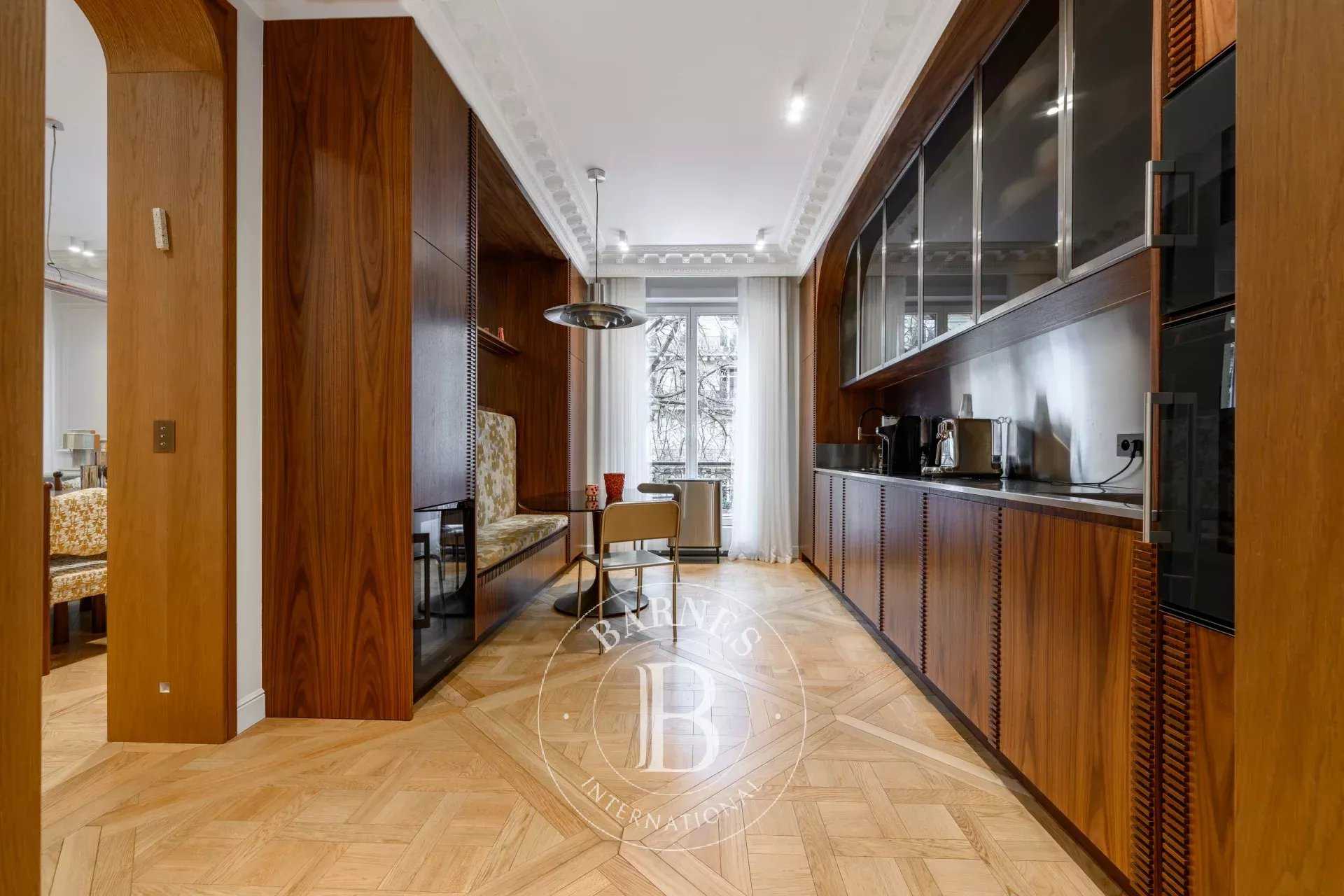 Paris  - Appartement 5 Pièces 3 Chambres