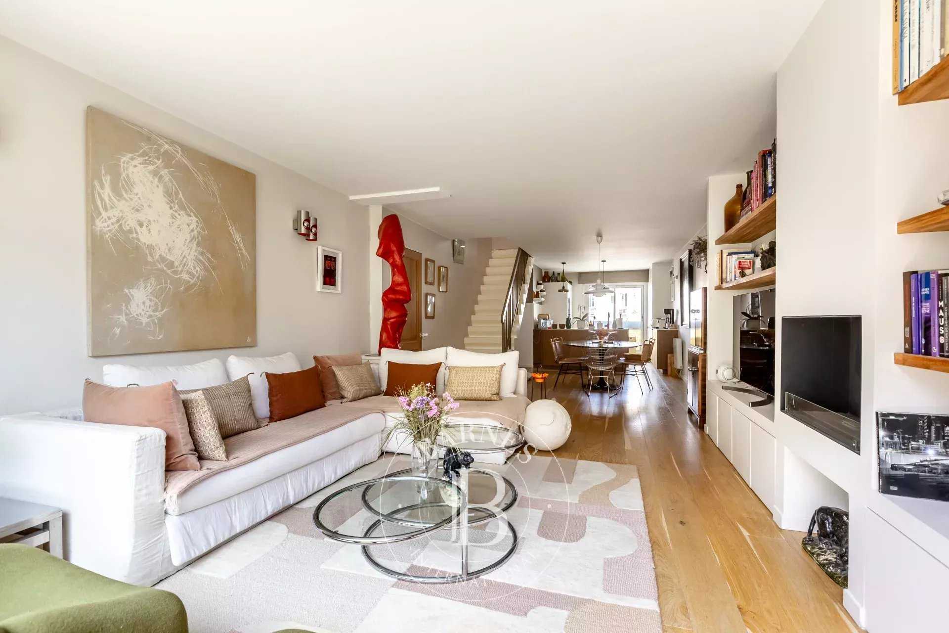 Paris  - Appartement 5 Pièces 3 Chambres