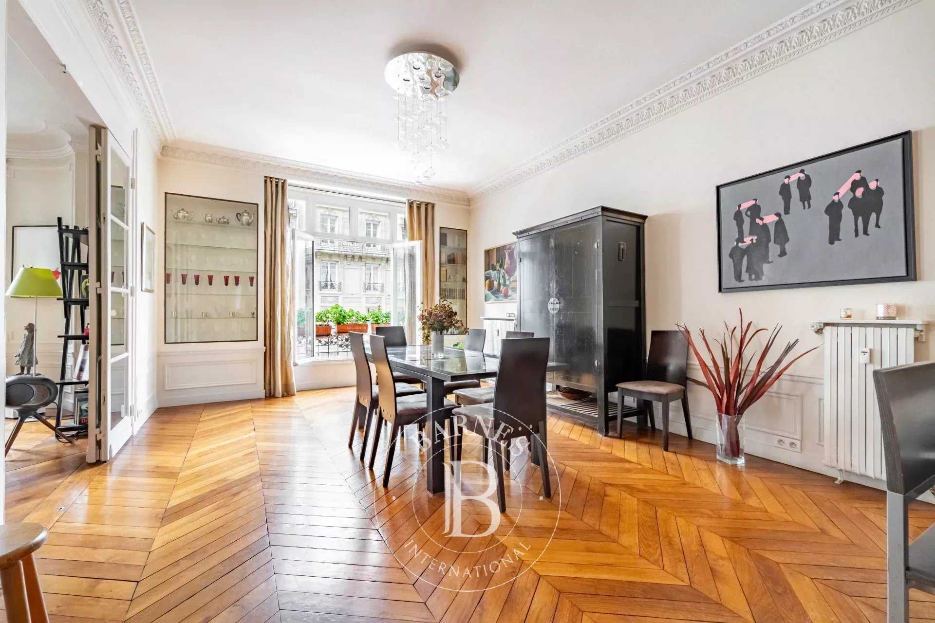 Paris  - Appartement 8 Pièces 5 Chambres
