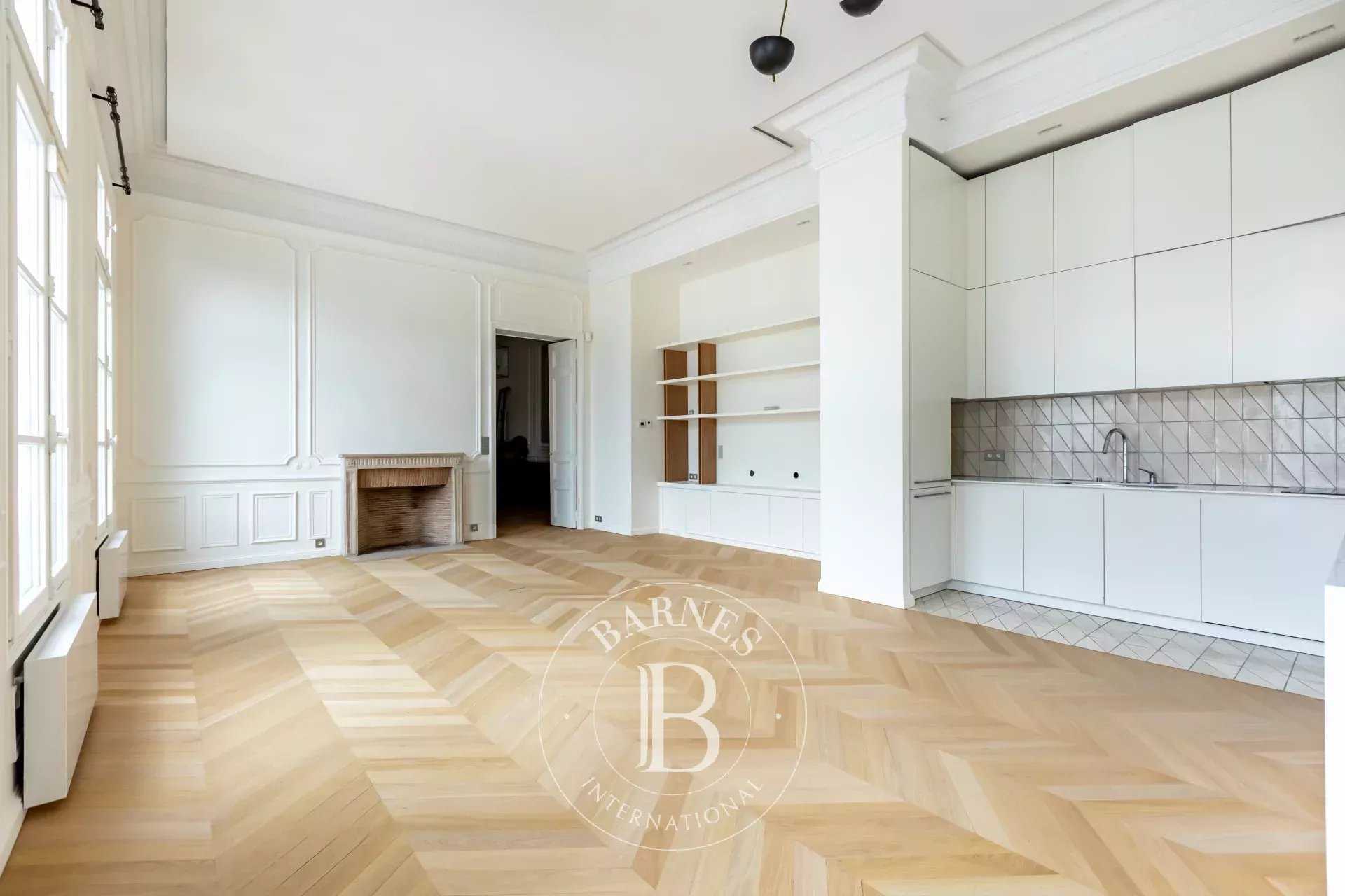 Paris  - Appartement 6 Pi&egrave;ces 3 Chambres