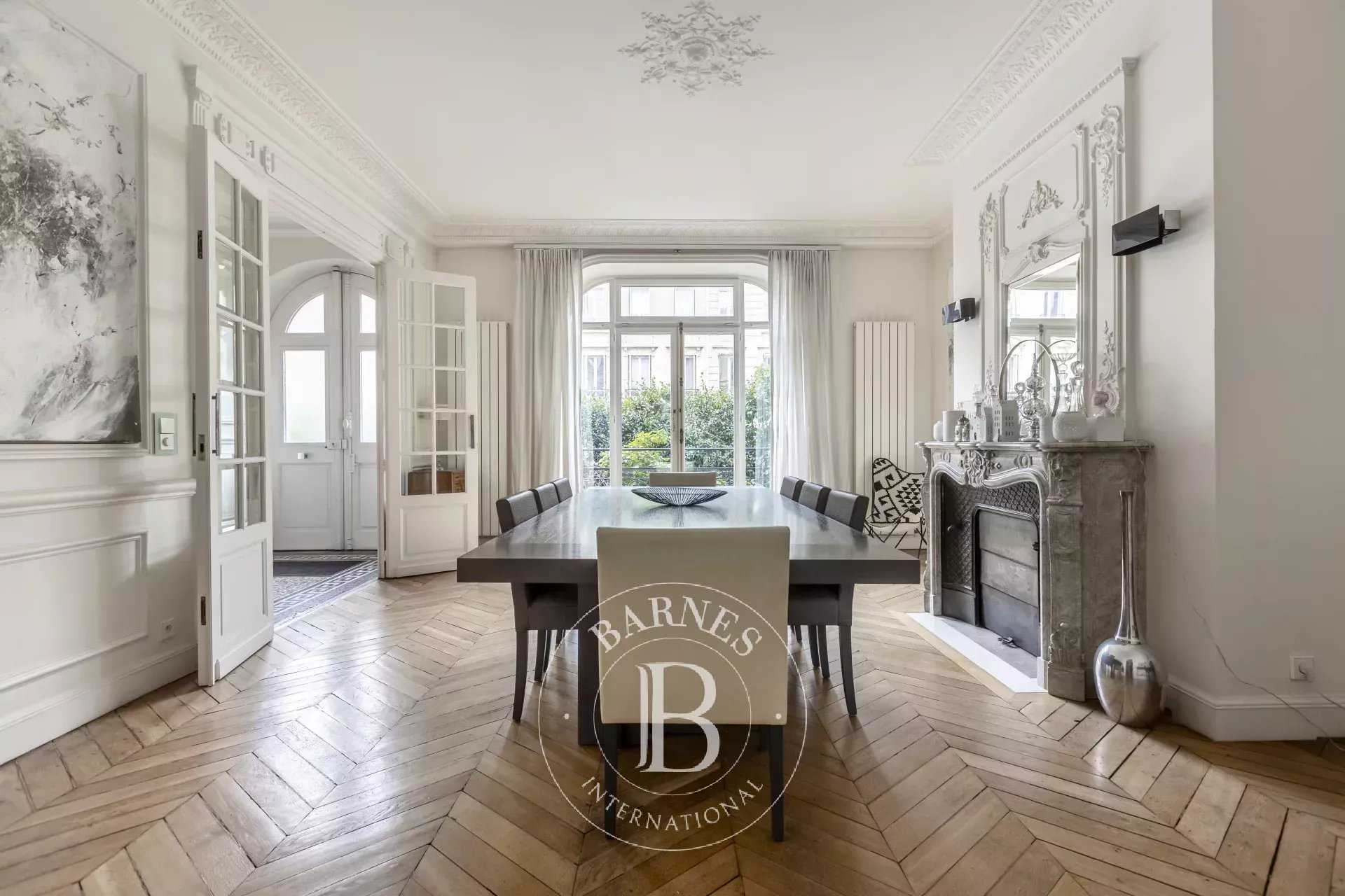 Paris  - Hôtel particulier 8 Pièces 5 Chambres